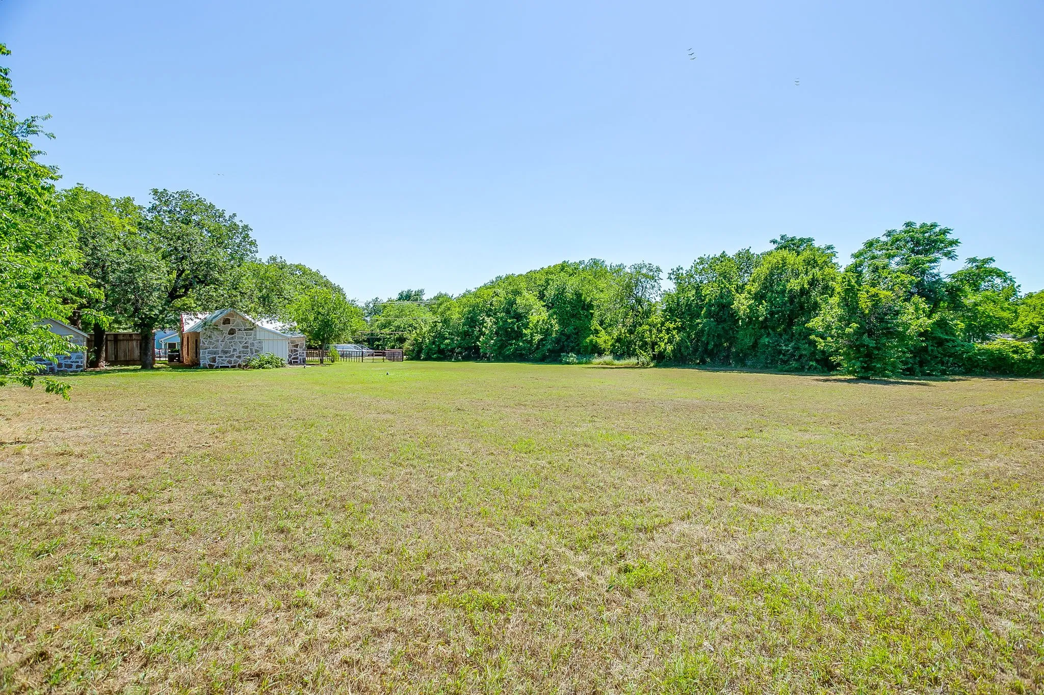 Single Family Residence For Sale in Hood County , 606 E Moore Street, Granbury, Texas 76048, 2 Bedrooms, 1 Bathroom, 1 Garage spaces, 966 Sqft, built in 1942, Price $380,000, mls#21268018, Real Estate Agent in Granbury, Homes For Sale in Hood county, Homes For Sale in Granbury, Realtor in Granbury Texas, Real Estate Brokerage Independent Realty Texas, Luminita Cordes Realtor