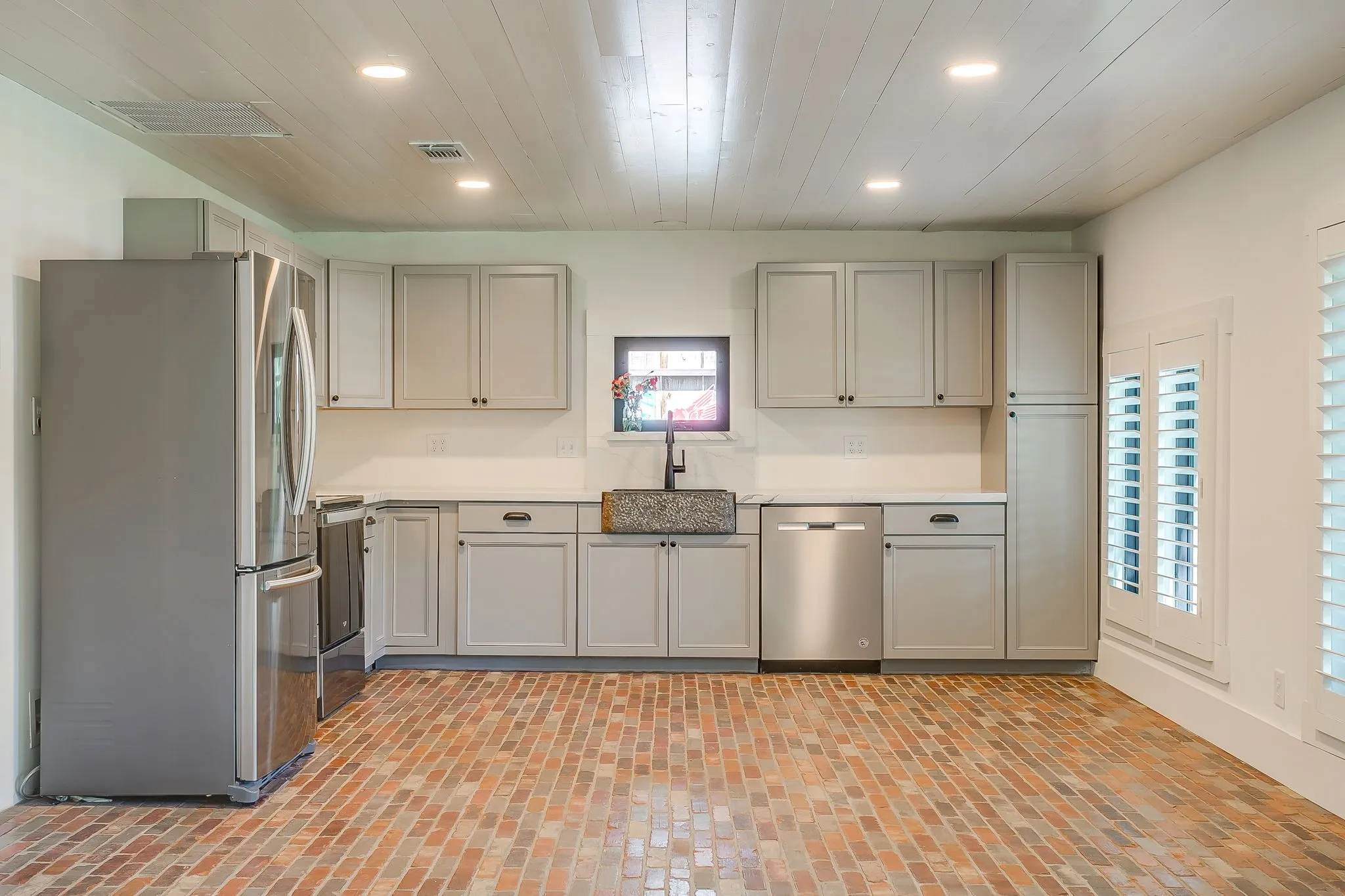 Single Family Residence For Sale in Hood County , 606 E Moore Street, Granbury, Texas 76048, 2 Bedrooms, 1 Bathroom, 1 Garage spaces, 966 Sqft, built in 1942, Price $380,000, mls#21268018, Real Estate Agent in Granbury, Homes For Sale in Hood county, Homes For Sale in Granbury, Realtor in Granbury Texas, Real Estate Brokerage Independent Realty Texas, Luminita Cordes Realtor