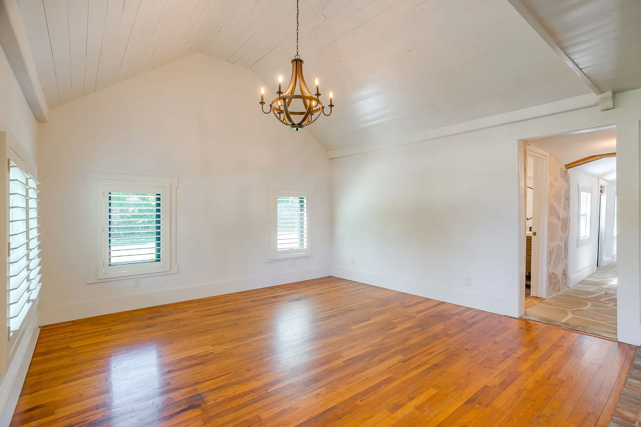 Single Family Residence For Sale in Hood County , 606 E Moore Street, Granbury, Texas 76048, 2 Bedrooms, 1 Bathroom, 1 Garage spaces, 966 Sqft, built in 1942, Price $380,000, mls#21268018, Real Estate Agent in Granbury, Homes For Sale in Hood county, Homes For Sale in Granbury, Realtor in Granbury Texas, Real Estate Brokerage Independent Realty Texas, Luminita Cordes Realtor