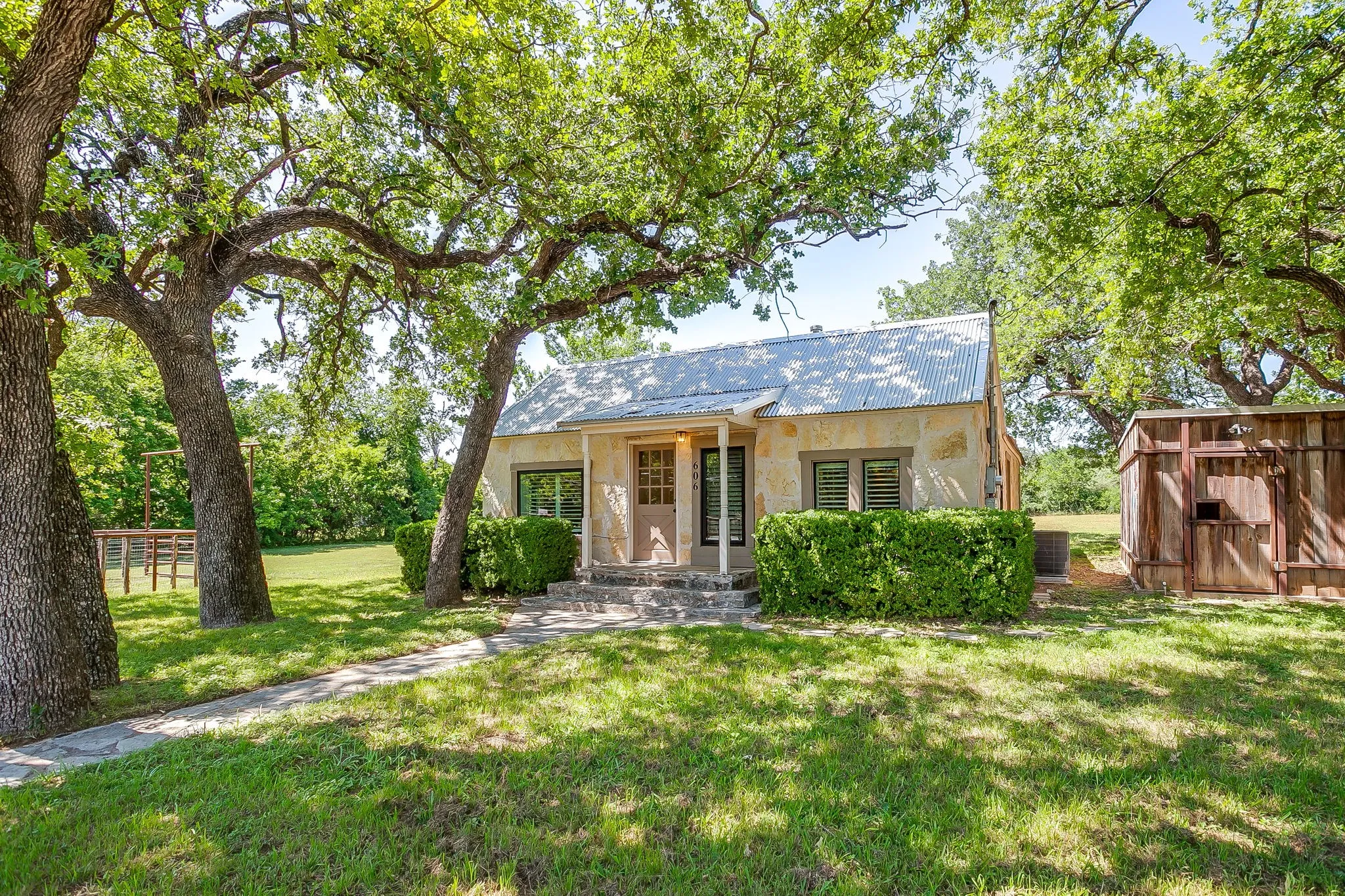 Single Family Residence For Sale in Hood County , 606 E Moore Street, Granbury, Texas 76048, 2 Bedrooms, 1 Bathroom, 1 Garage spaces, 966 Sqft, built in 1942, Price $380,000, mls#21268018, Real Estate Agent in Granbury, Homes For Sale in Hood county, Homes For Sale in Granbury, Realtor in Granbury Texas, Real Estate Brokerage Independent Realty Texas, Luminita Cordes Realtor