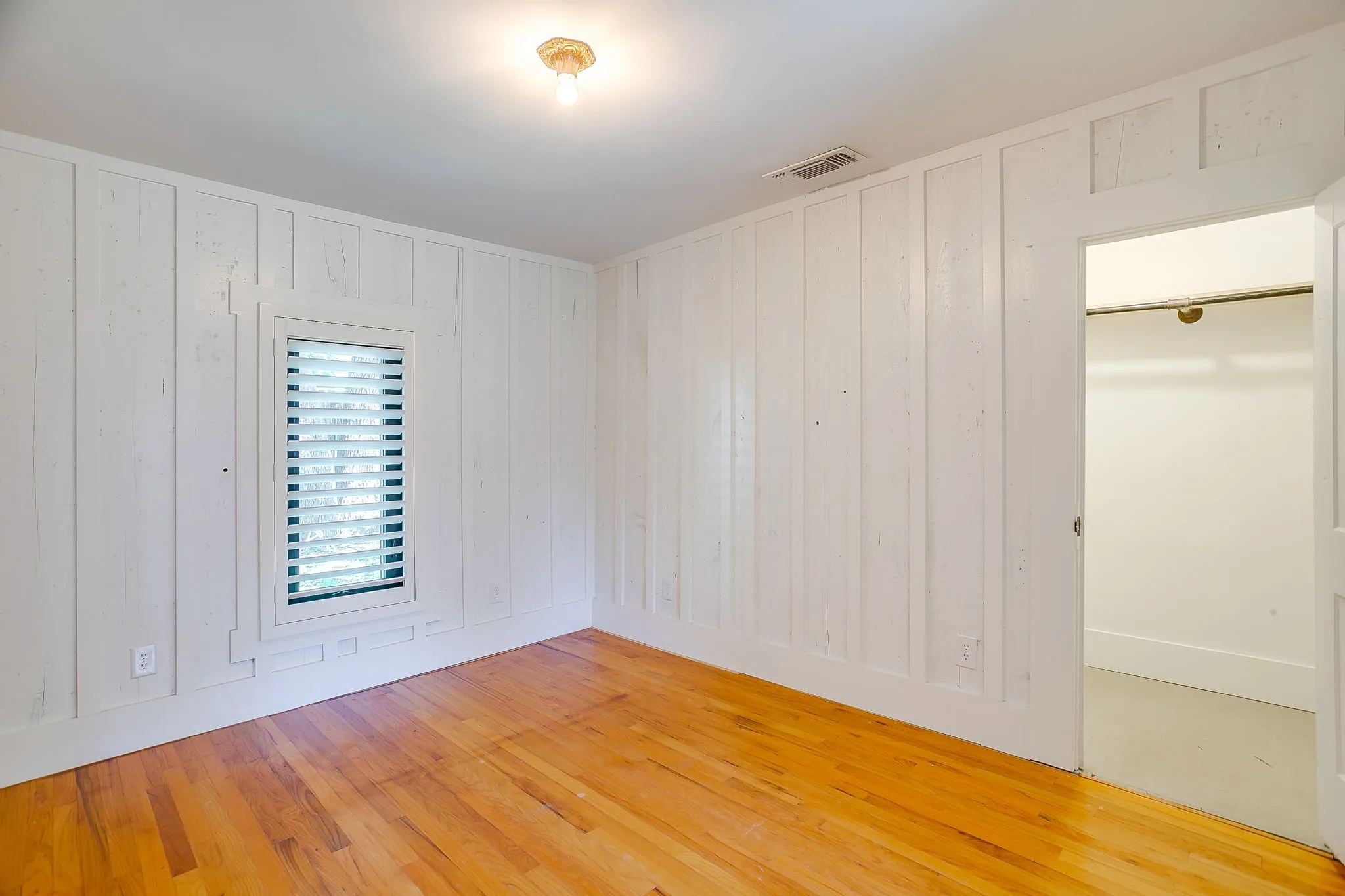 Single Family Residence For Sale in Hood County , 606 E Moore Street, Granbury, Texas 76048, 2 Bedrooms, 1 Bathroom, 1 Garage spaces, 966 Sqft, built in 1942, Price $380,000, mls#21268018, Real Estate Agent in Granbury, Homes For Sale in Hood county, Homes For Sale in Granbury, Realtor in Granbury Texas, Real Estate Brokerage Independent Realty Texas, Luminita Cordes Realtor