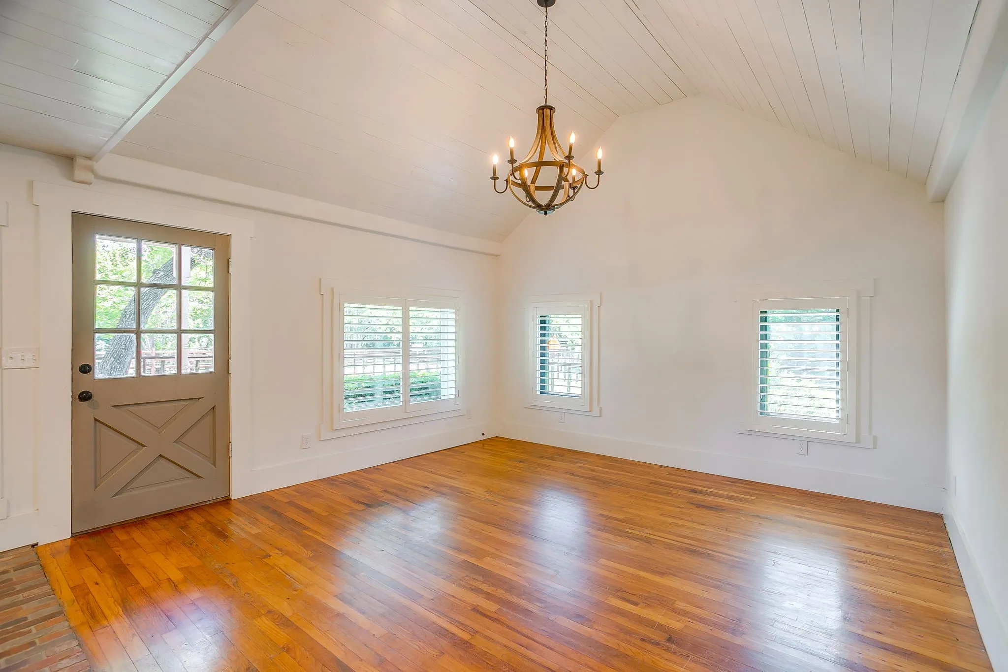 Single Family Residence For Sale in Hood County , 606 E Moore Street, Granbury, Texas 76048, 2 Bedrooms, 1 Bathroom, 1 Garage spaces, 966 Sqft, built in 1942, Price $380,000, mls#21268018, Real Estate Agent in Granbury, Homes For Sale in Hood county, Homes For Sale in Granbury, Realtor in Granbury Texas, Real Estate Brokerage Independent Realty Texas, Luminita Cordes Realtor