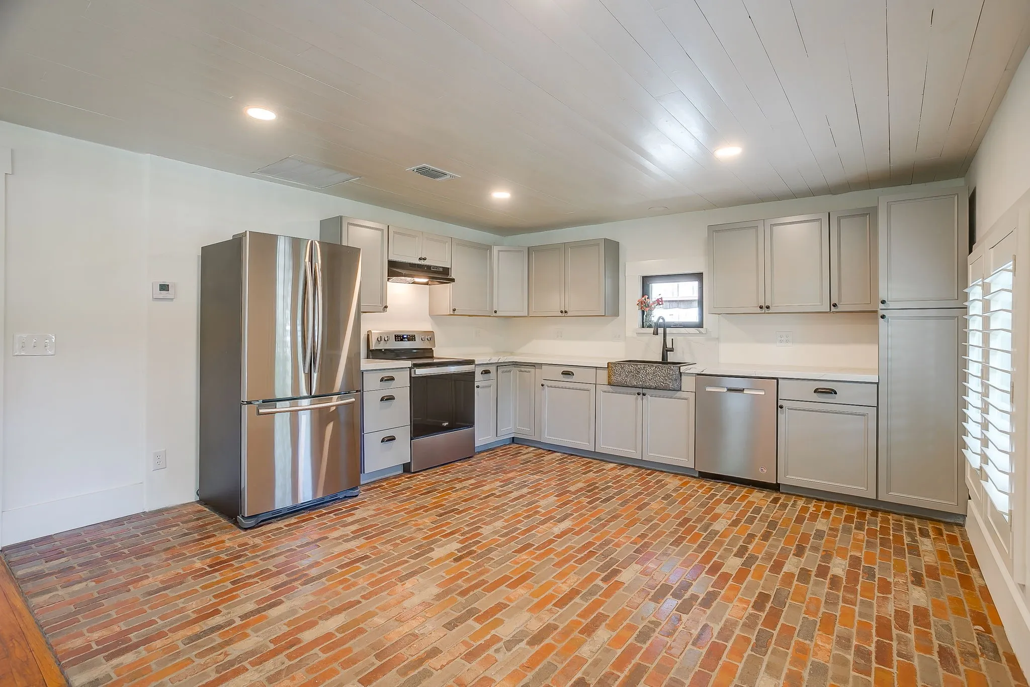 Single Family Residence For Sale in Hood County , 606 E Moore Street, Granbury, Texas 76048, 2 Bedrooms, 1 Bathroom, 1 Garage spaces, 966 Sqft, built in 1942, Price $380,000, mls#21268018, Real Estate Agent in Granbury, Homes For Sale in Hood county, Homes For Sale in Granbury, Realtor in Granbury Texas, Real Estate Brokerage Independent Realty Texas, Luminita Cordes Realtor