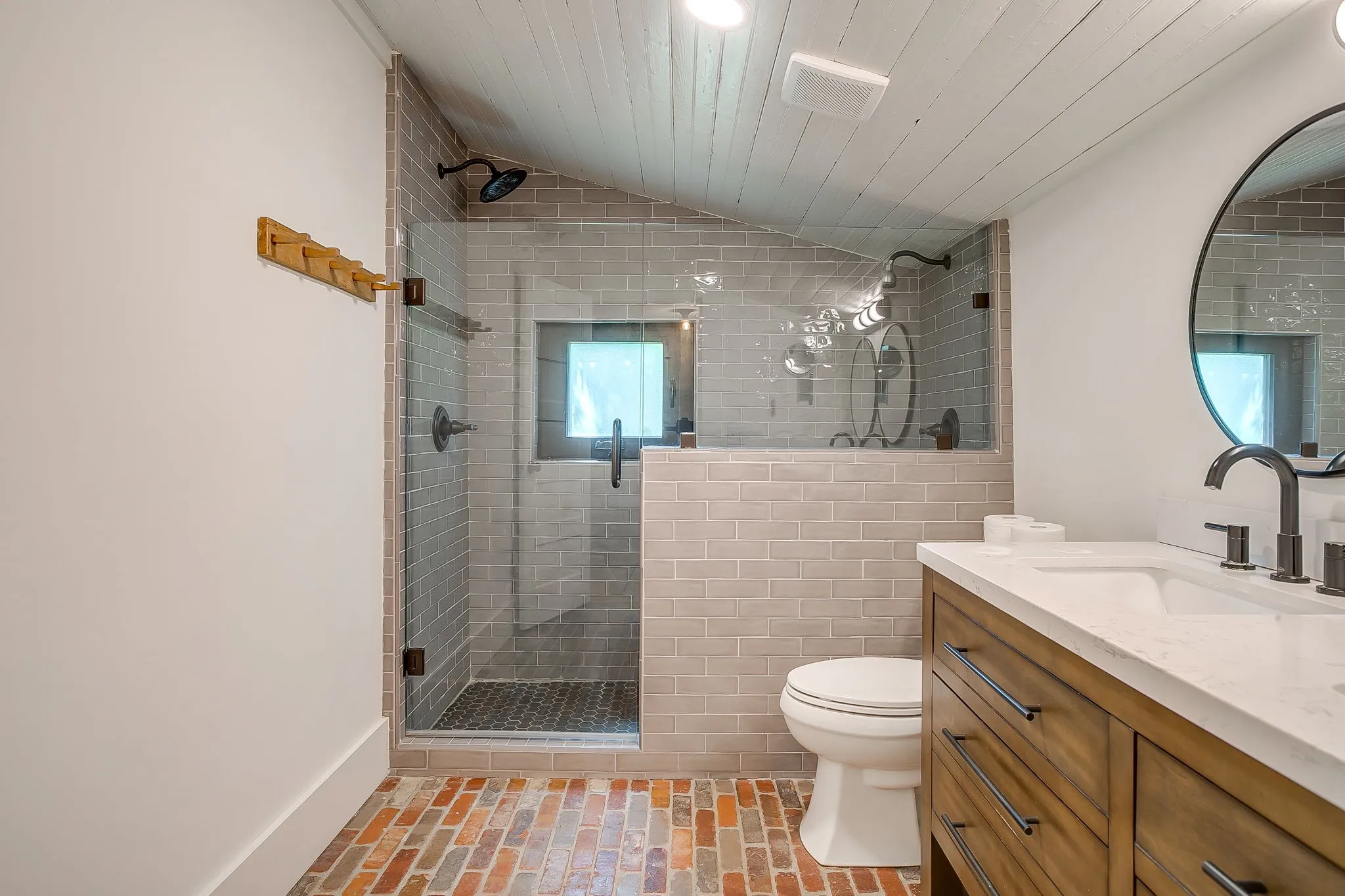 Single Family Residence For Sale in Hood County , 606 E Moore Street, Granbury, Texas 76048, 2 Bedrooms, 1 Bathroom, 1 Garage spaces, 966 Sqft, built in 1942, Price $380,000, mls#21268018, Real Estate Agent in Granbury, Homes For Sale in Hood county, Homes For Sale in Granbury, Realtor in Granbury Texas, Real Estate Brokerage Independent Realty Texas, Luminita Cordes Realtor