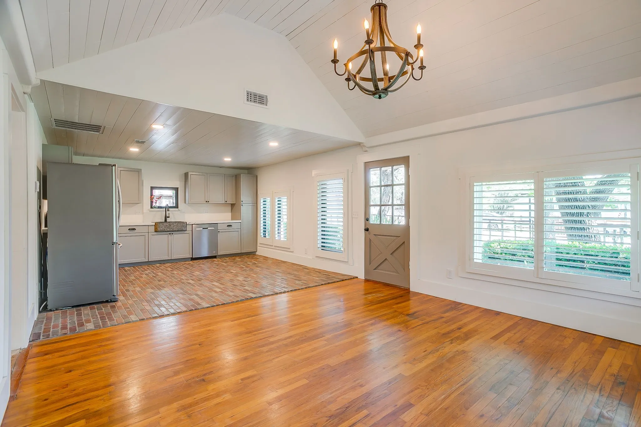 Single Family Residence For Sale in Hood County , 606 E Moore Street, Granbury, Texas 76048, 2 Bedrooms, 1 Bathroom, 1 Garage spaces, 966 Sqft, built in 1942, Price $380,000, mls#21268018, Real Estate Agent in Granbury, Homes For Sale in Hood county, Homes For Sale in Granbury, Realtor in Granbury Texas, Real Estate Brokerage Independent Realty Texas, Luminita Cordes Realtor