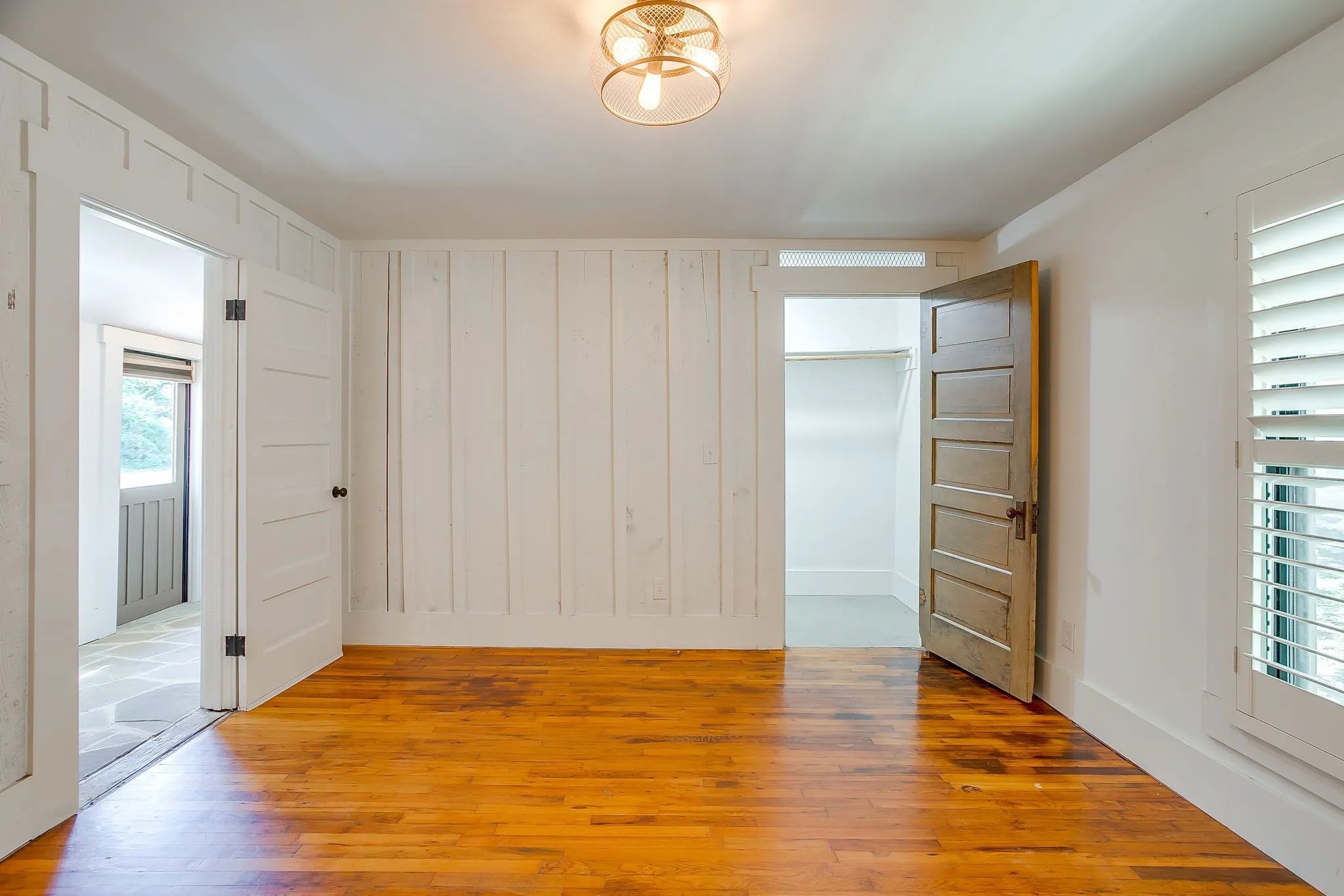 Single Family Residence For Sale in Hood County , 606 E Moore Street, Granbury, Texas 76048, 2 Bedrooms, 1 Bathroom, 1 Garage spaces, 966 Sqft, built in 1942, Price $380,000, mls#21268018, Real Estate Agent in Granbury, Homes For Sale in Hood county, Homes For Sale in Granbury, Realtor in Granbury Texas, Real Estate Brokerage Independent Realty Texas, Luminita Cordes Realtor