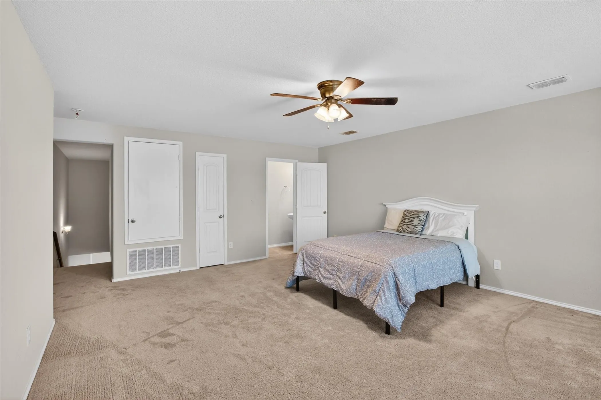Single Family Residence For Sale in Ellis County , 107 Cantle Street, Waxahachie, Texas 75165, 3 Bedroom, 3 Bathroom, 2 Garage spaces, 2,700 Sqft, built in 2019, mls#21271617, Real Estate Agent in Waxahachie, Homes For Sale in Ellis county, Homes For Sale in Waxahachie, Realtor in Waxahachie Texas, Real Estate Brokerage Independent Realty Texas, Luminita Cordes Realtor