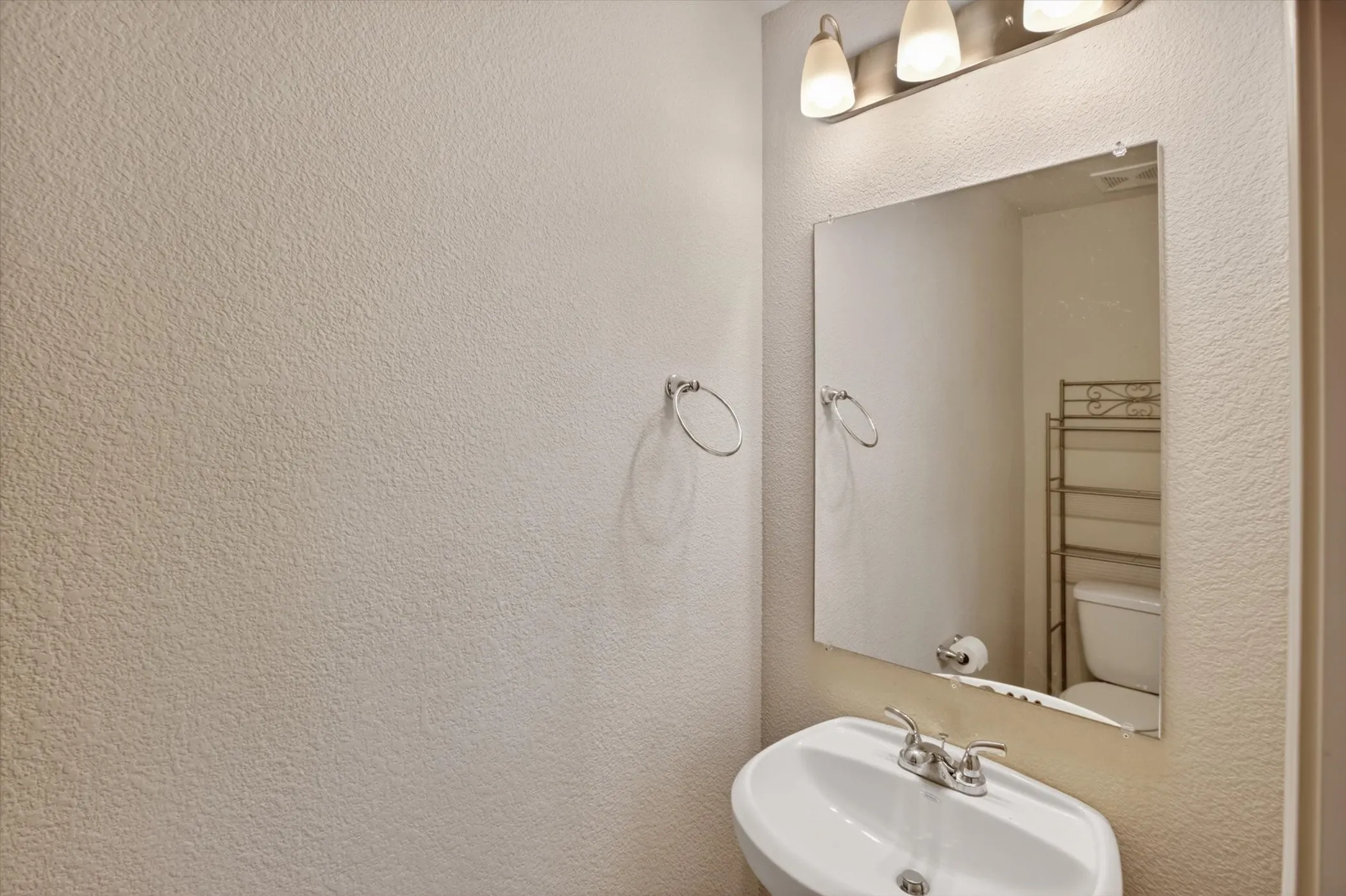 Single Family Residence For Sale in Ellis County , 107 Cantle Street, Waxahachie, Texas 75165, 3 Bedroom, 3 Bathroom, 2 Garage spaces, 2,700 Sqft, built in 2019, mls#21271617, Real Estate Agent in Waxahachie, Homes For Sale in Ellis county, Homes For Sale in Waxahachie, Realtor in Waxahachie Texas, Real Estate Brokerage Independent Realty Texas, Luminita Cordes Realtor
