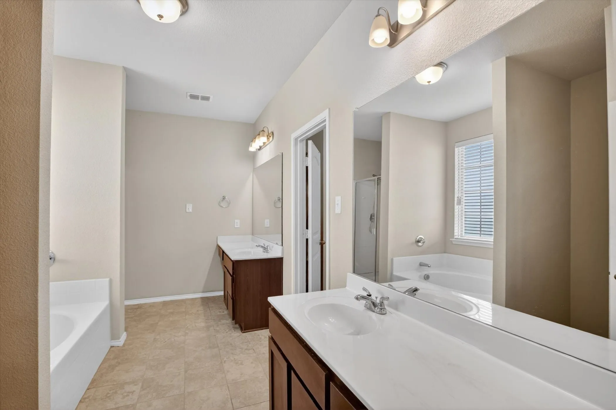 Single Family Residence For Sale in Ellis County , 107 Cantle Street, Waxahachie, Texas 75165, 3 Bedroom, 3 Bathroom, 2 Garage spaces, 2,700 Sqft, built in 2019, mls#21271617, Real Estate Agent in Waxahachie, Homes For Sale in Ellis county, Homes For Sale in Waxahachie, Realtor in Waxahachie Texas, Real Estate Brokerage Independent Realty Texas, Luminita Cordes Realtor