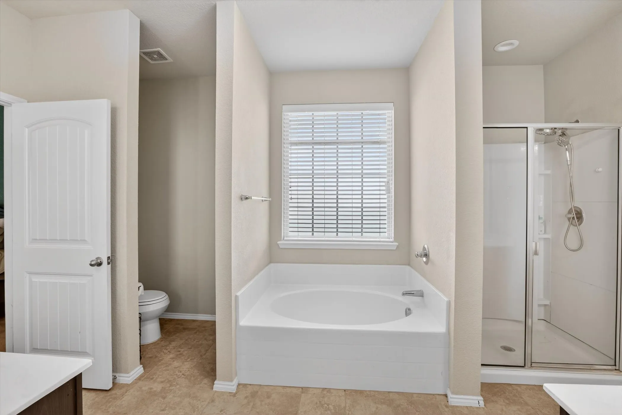 Single Family Residence For Sale in Ellis County , 107 Cantle Street, Waxahachie, Texas 75165, 3 Bedroom, 3 Bathroom, 2 Garage spaces, 2,700 Sqft, built in 2019, mls#21271617, Real Estate Agent in Waxahachie, Homes For Sale in Ellis county, Homes For Sale in Waxahachie, Realtor in Waxahachie Texas, Real Estate Brokerage Independent Realty Texas, Luminita Cordes Realtor