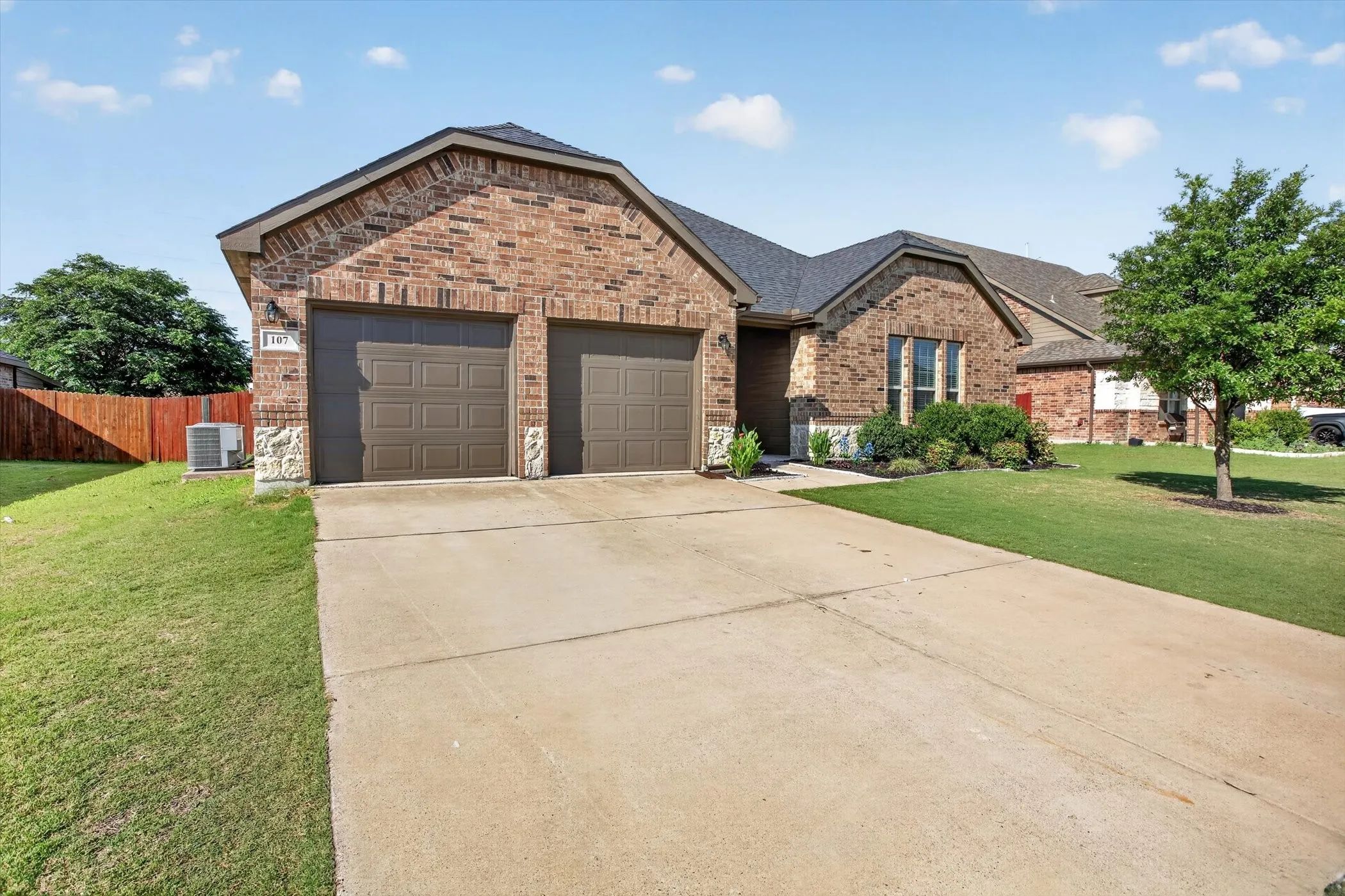 Single Family Residence For Sale in Ellis County , 107 Cantle Street, Waxahachie, Texas 75165, 3 Bedroom, 3 Bathroom, 2 Garage spaces, 2,700 Sqft, built in 2019, mls#21271617, Real Estate Agent in Waxahachie, Homes For Sale in Ellis county, Homes For Sale in Waxahachie, Realtor in Waxahachie Texas, Real Estate Brokerage Independent Realty Texas, Luminita Cordes Realtor