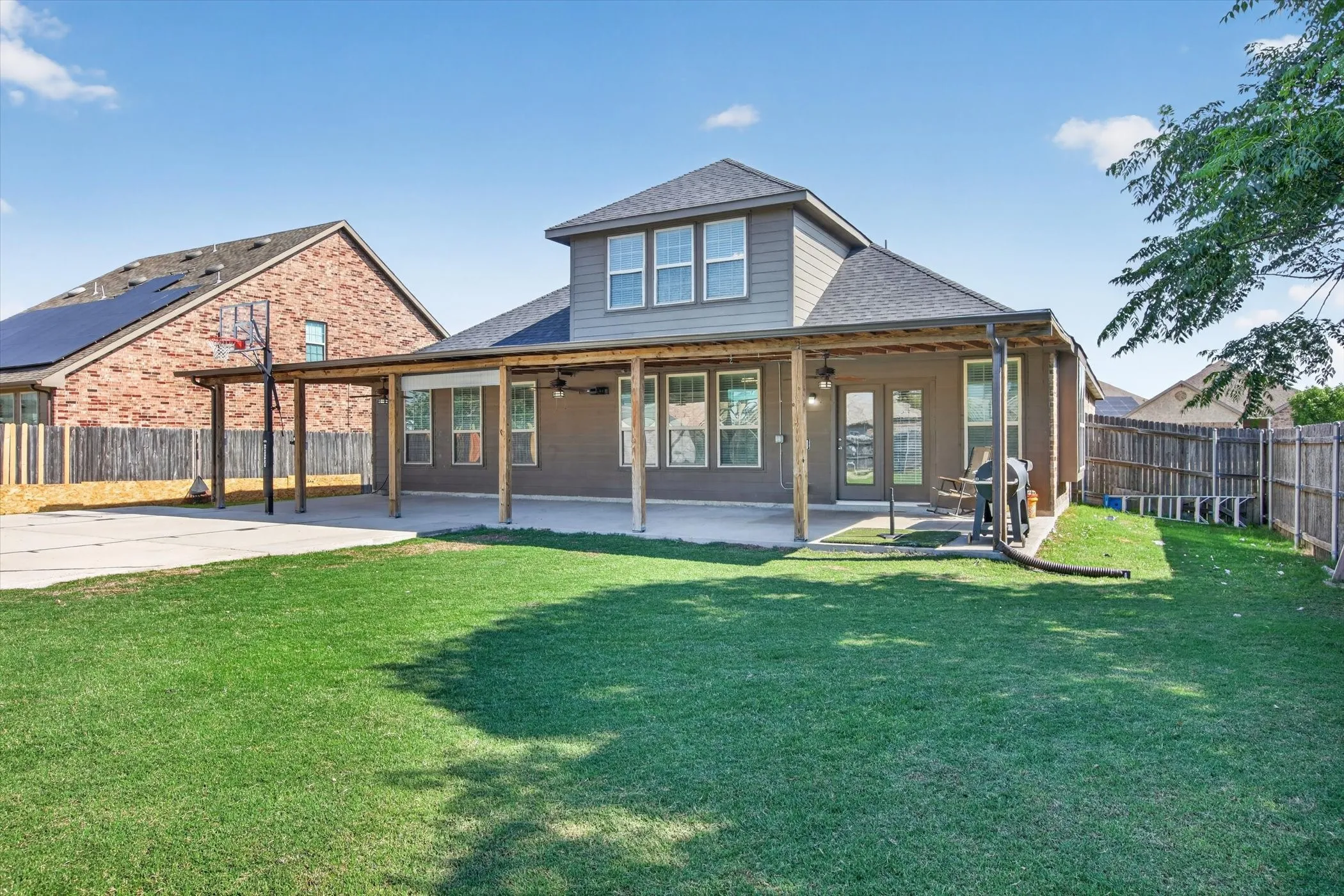 Single Family Residence For Sale in Ellis County , 107 Cantle Street, Waxahachie, Texas 75165, 3 Bedroom, 3 Bathroom, 2 Garage spaces, 2,700 Sqft, built in 2019, mls#21271617, Real Estate Agent in Waxahachie, Homes For Sale in Ellis county, Homes For Sale in Waxahachie, Realtor in Waxahachie Texas, Real Estate Brokerage Independent Realty Texas, Luminita Cordes Realtor