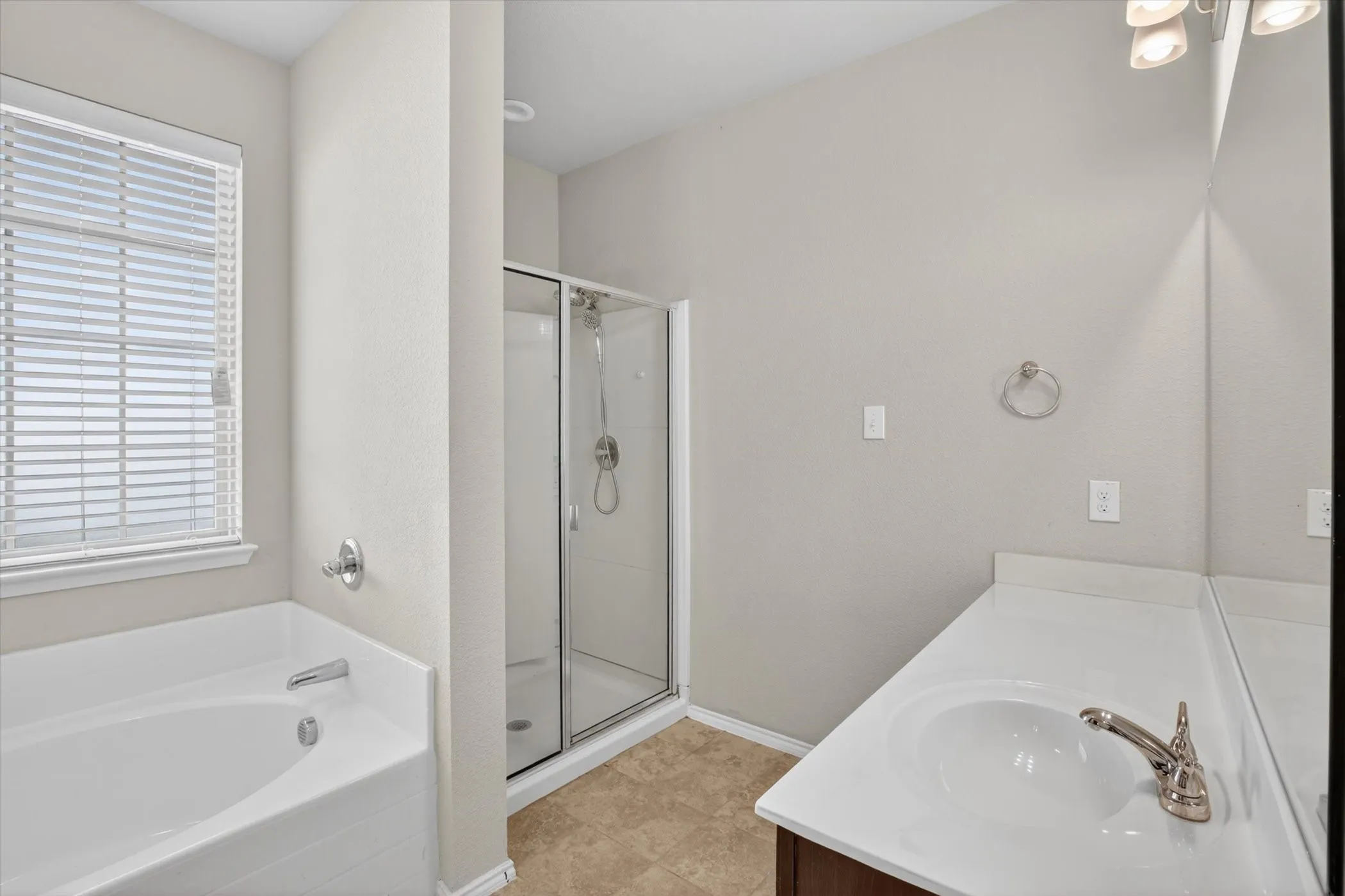 Single Family Residence For Sale in Ellis County , 107 Cantle Street, Waxahachie, Texas 75165, 3 Bedroom, 3 Bathroom, 2 Garage spaces, 2,700 Sqft, built in 2019, mls#21271617, Real Estate Agent in Waxahachie, Homes For Sale in Ellis county, Homes For Sale in Waxahachie, Realtor in Waxahachie Texas, Real Estate Brokerage Independent Realty Texas, Luminita Cordes Realtor