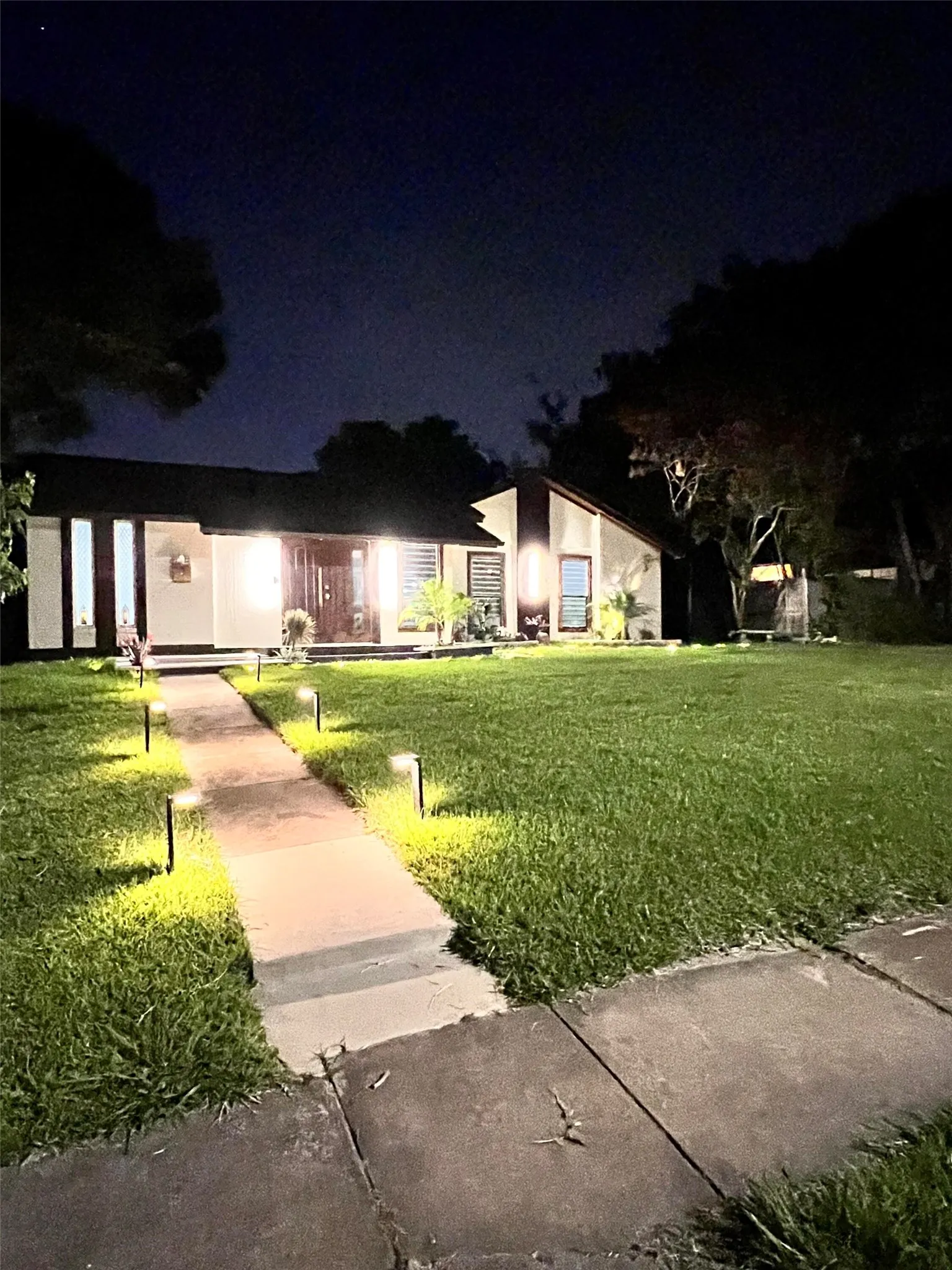 Single Family Residence For Sale in Dallas County , 3928 Tacoma Street, Irving, Texas 75062, 4 Bedroom, 2 Bathroom, 2 Garage spaces, 1,491 Sqft, built in 1966, mls#21271644, Real Estate Agent in Irving, Homes For Sale in Dallas county, Homes For Sale in Irving, Realtor in Irving Texas, Real Estate Brokerage Independent Realty Texas, Luminita Cordes Realtor