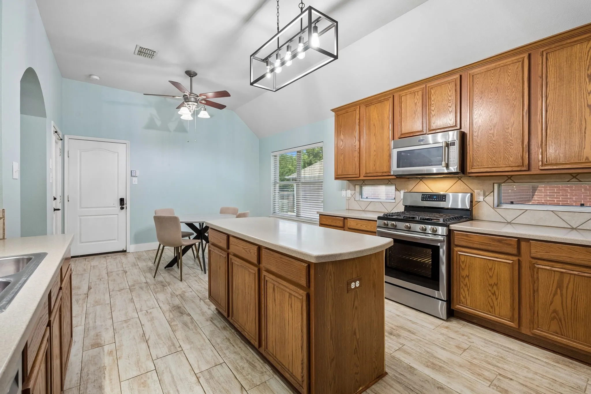 Single Family Residence For Sale in Rockwall County , 1305 Stanford Drive, Rockwall, Texas 75087, 4 Bedroom, 2 Bathroom, 2 Garage spaces, 2,501 Sqft, built in 2003, mls#21271288, Real Estate Agent in Rockwall, Homes For Sale in Rockwall county, Homes For Sale in Rockwall, Realtor in Rockwall Texas, Real Estate Brokerage Independent Realty Texas, Luminita Cordes Realtor