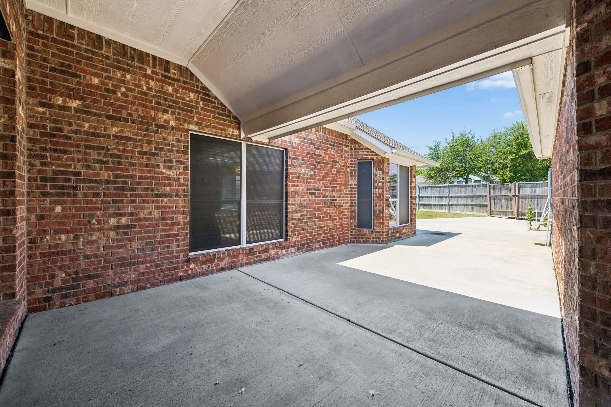 Single Family Residence For Sale in Rockwall County , 1305 Stanford Drive, Rockwall, Texas 75087, 4 Bedroom, 2 Bathroom, 2 Garage spaces, 2,501 Sqft, built in 2003, mls#21271288, Real Estate Agent in Rockwall, Homes For Sale in Rockwall county, Homes For Sale in Rockwall, Realtor in Rockwall Texas, Real Estate Brokerage Independent Realty Texas, Luminita Cordes Realtor