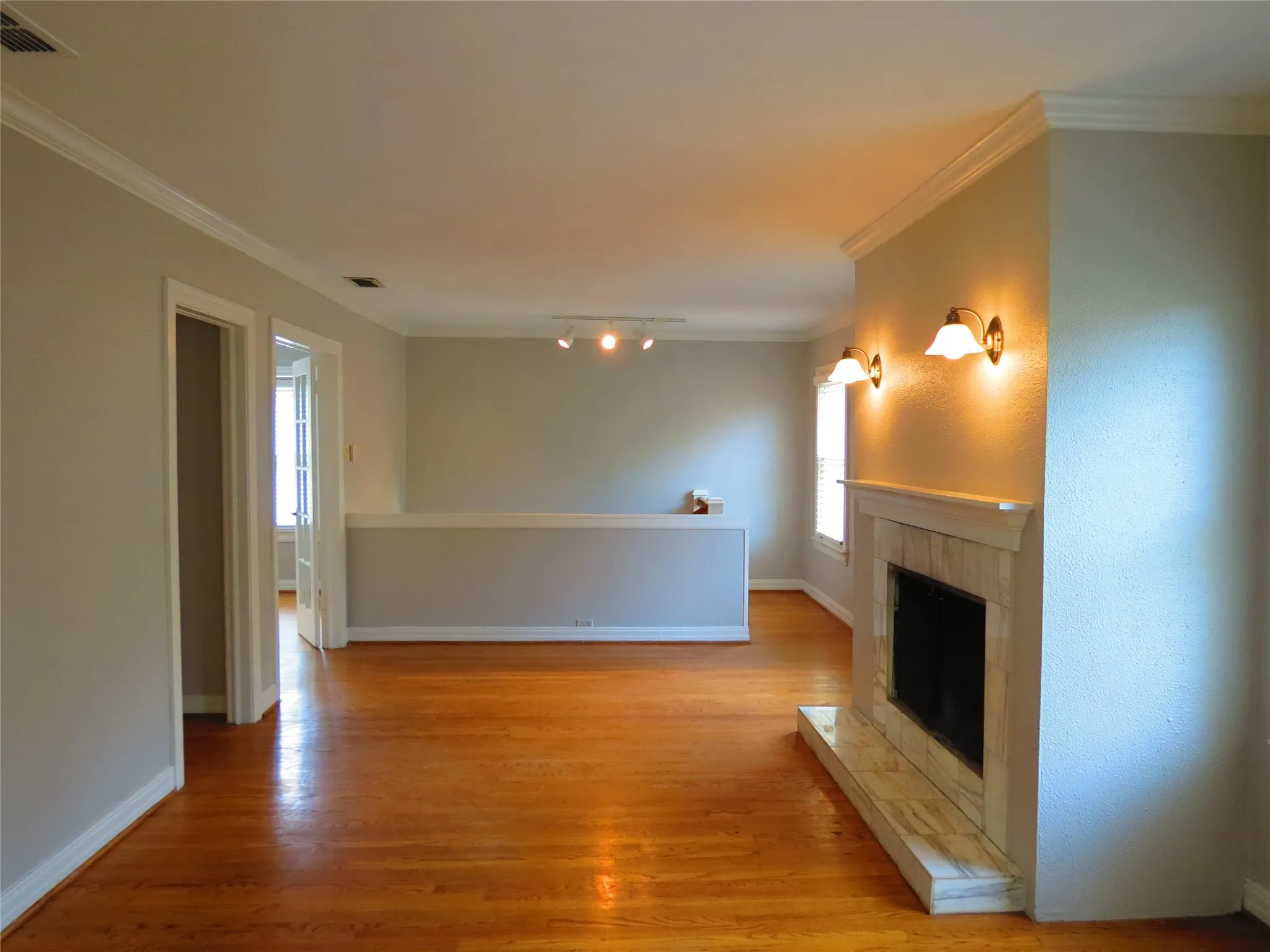 Duplex For Rent in Dallas County , 5944 Morningside Avenue, Dallas, Texas 75206, 2 Bedroom, 1 Bathroom, Garage spaces, 1,487 Sqft, built in 1938, mls#21267169, Real Estate Agent in Dallas, Homes For Rent in Dallas county, Homes For Rent in Dallas, Realtor in Dallas Texas, Real Estate Brokerage Independent Realty Texas, Luminita Cordes Realtor