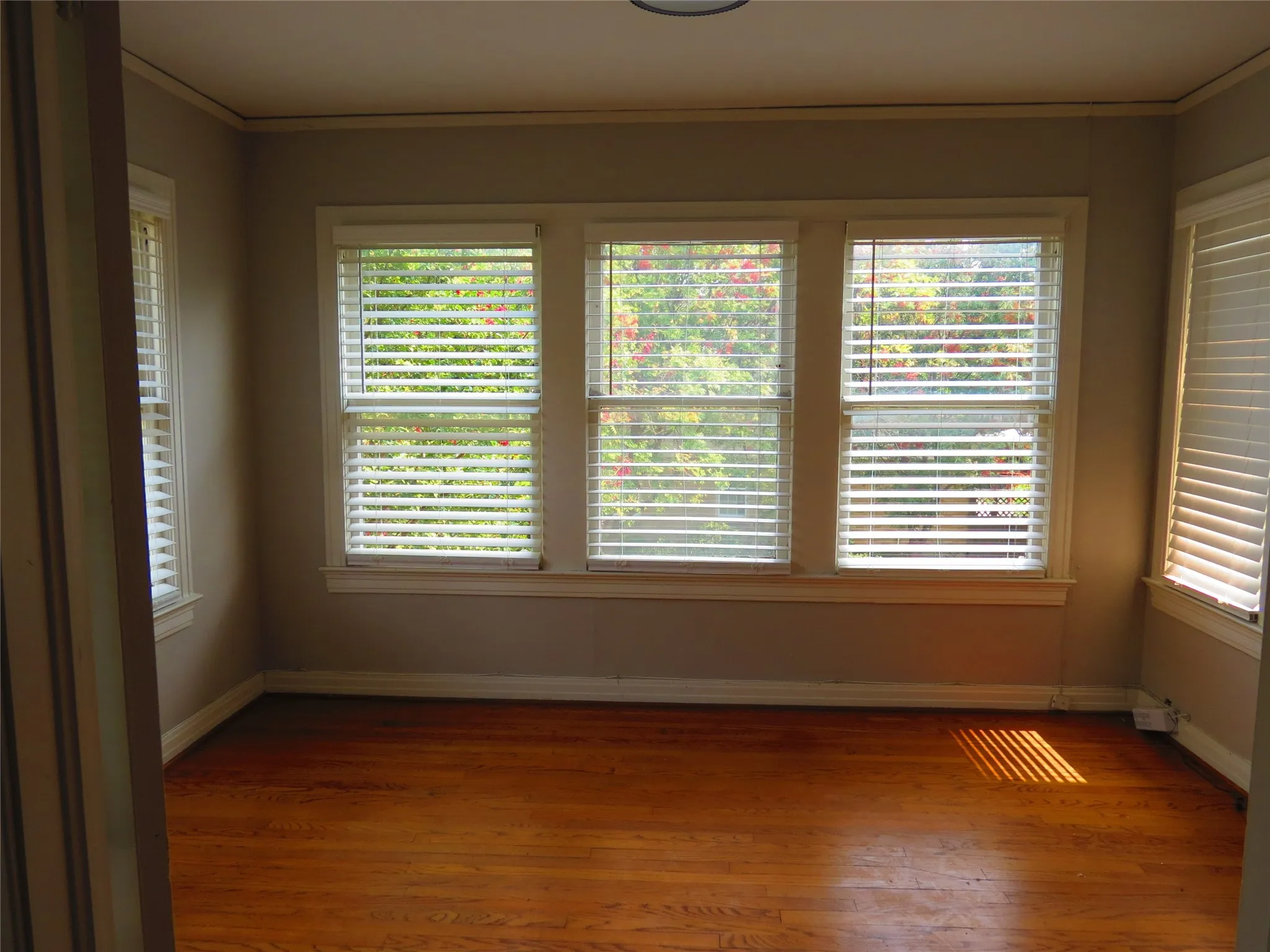 Duplex For Rent in Dallas County , 5944 Morningside Avenue, Dallas, Texas 75206, 2 Bedroom, 1 Bathroom, Garage spaces, 1,487 Sqft, built in 1938, mls#21267169, Real Estate Agent in Dallas, Homes For Rent in Dallas county, Homes For Rent in Dallas, Realtor in Dallas Texas, Real Estate Brokerage Independent Realty Texas, Luminita Cordes Realtor