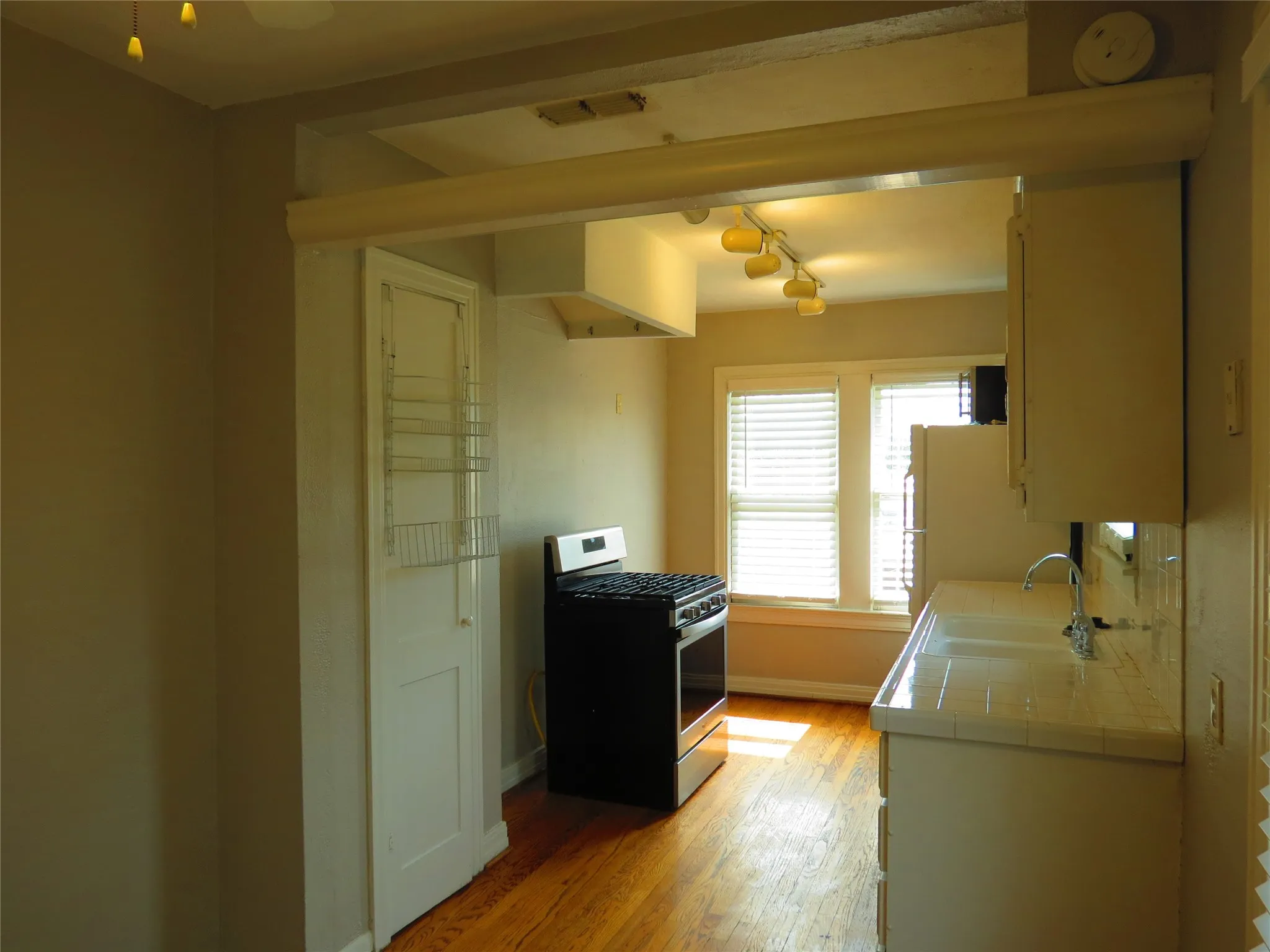 Duplex For Rent in Dallas County , 5944 Morningside Avenue, Dallas, Texas 75206, 2 Bedroom, 1 Bathroom, Garage spaces, 1,487 Sqft, built in 1938, mls#21267169, Real Estate Agent in Dallas, Homes For Rent in Dallas county, Homes For Rent in Dallas, Realtor in Dallas Texas, Real Estate Brokerage Independent Realty Texas, Luminita Cordes Realtor