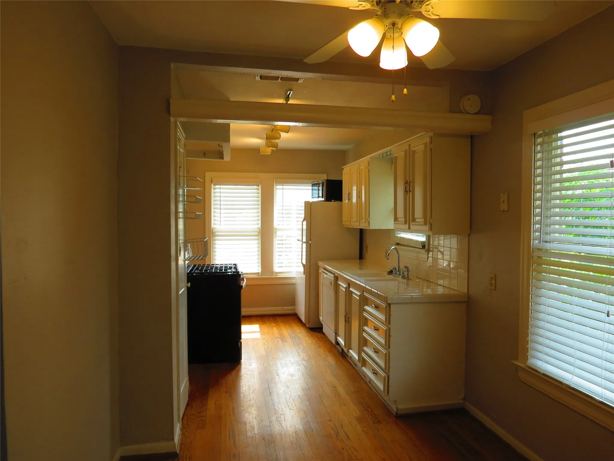 Duplex For Rent in Dallas County , 5944 Morningside Avenue, Dallas, Texas 75206, 2 Bedroom, 1 Bathroom, Garage spaces, 1,487 Sqft, built in 1938, mls#21267169, Real Estate Agent in Dallas, Homes For Rent in Dallas county, Homes For Rent in Dallas, Realtor in Dallas Texas, Real Estate Brokerage Independent Realty Texas, Luminita Cordes Realtor