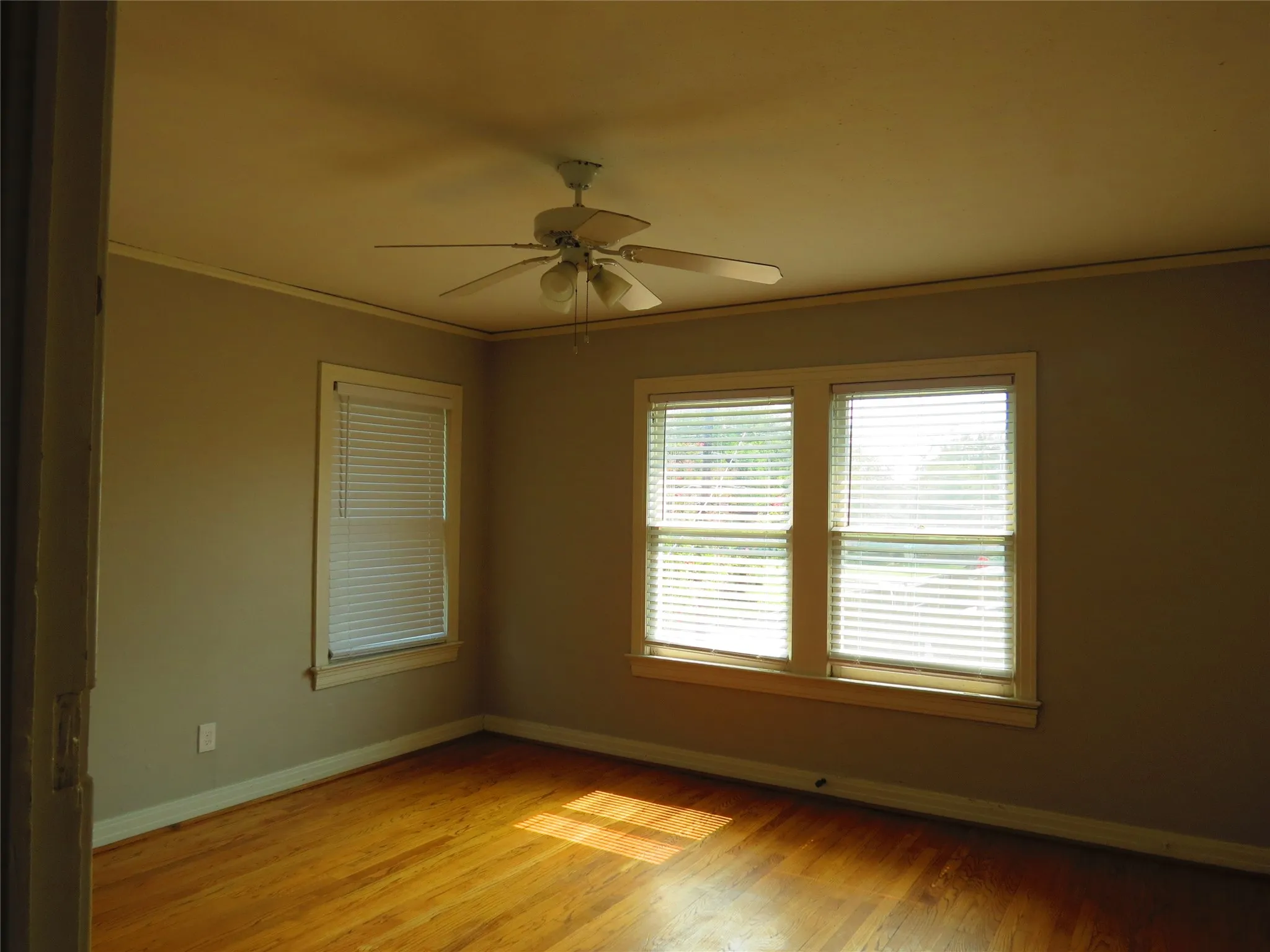 Duplex For Rent in Dallas County , 5944 Morningside Avenue, Dallas, Texas 75206, 2 Bedroom, 1 Bathroom, Garage spaces, 1,487 Sqft, built in 1938, mls#21267169, Real Estate Agent in Dallas, Homes For Rent in Dallas county, Homes For Rent in Dallas, Realtor in Dallas Texas, Real Estate Brokerage Independent Realty Texas, Luminita Cordes Realtor