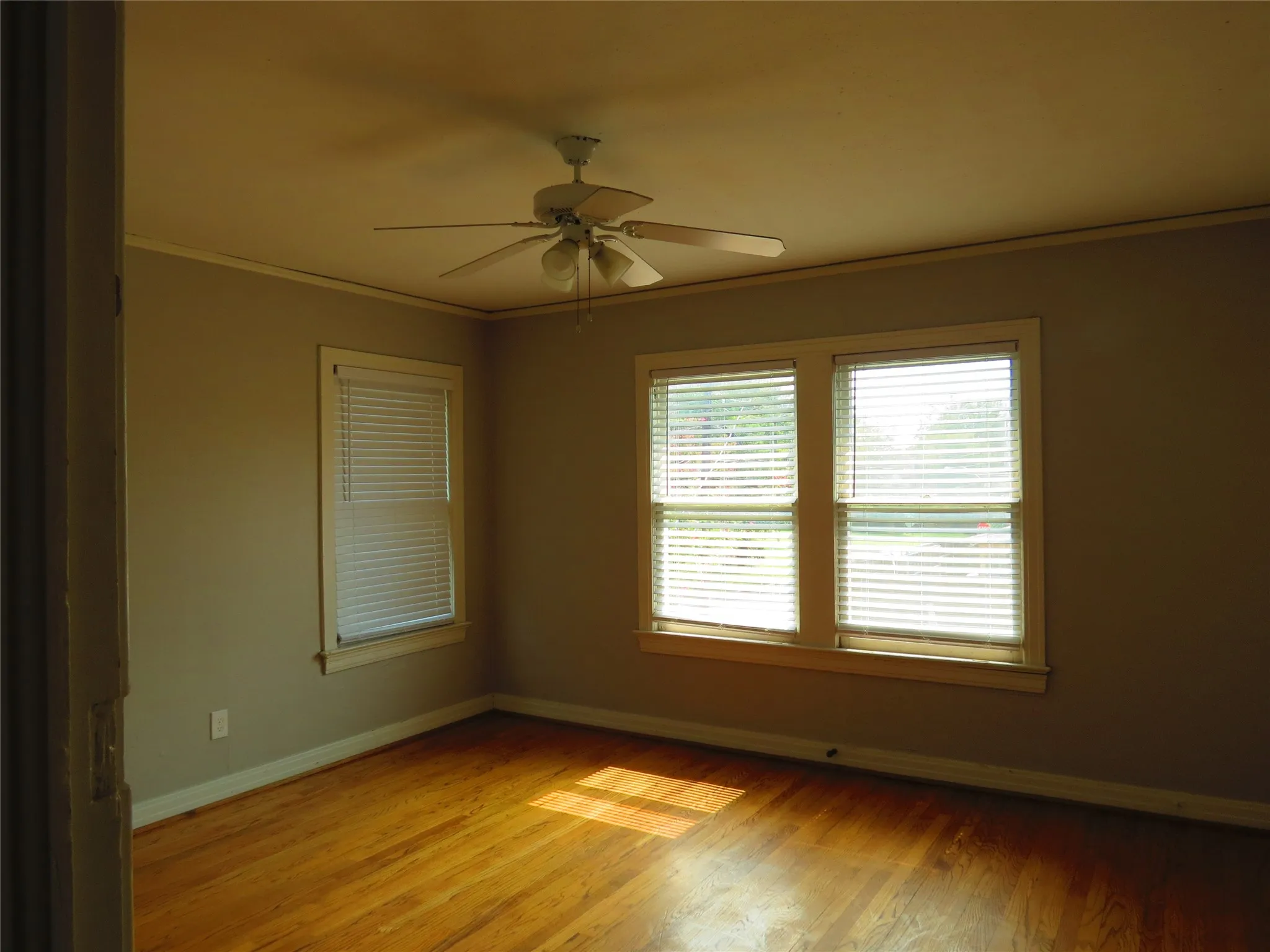 Duplex For Rent in Dallas County , 5944 Morningside Avenue, Dallas, Texas 75206, 2 Bedroom, 1 Bathroom, Garage spaces, 1,487 Sqft, built in 1938, mls#21267169, Real Estate Agent in Dallas, Homes For Rent in Dallas county, Homes For Rent in Dallas, Realtor in Dallas Texas, Real Estate Brokerage Independent Realty Texas, Luminita Cordes Realtor