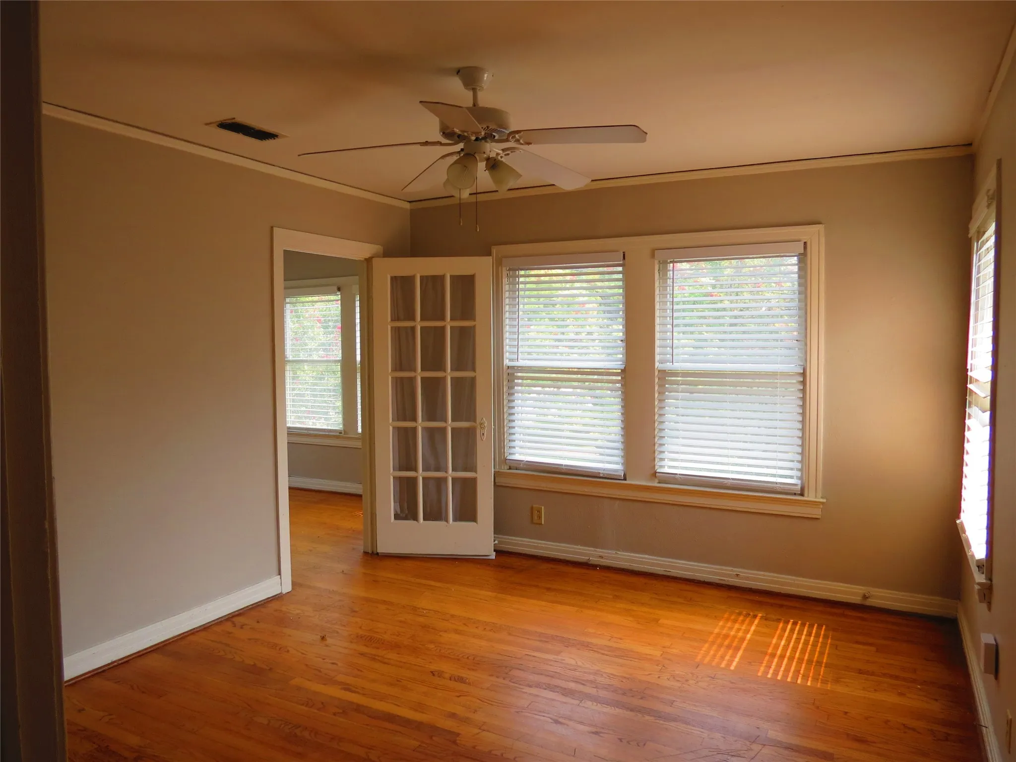 Duplex For Rent in Dallas County , 5944 Morningside Avenue, Dallas, Texas 75206, 2 Bedroom, 1 Bathroom, Garage spaces, 1,487 Sqft, built in 1938, mls#21267169, Real Estate Agent in Dallas, Homes For Rent in Dallas county, Homes For Rent in Dallas, Realtor in Dallas Texas, Real Estate Brokerage Independent Realty Texas, Luminita Cordes Realtor