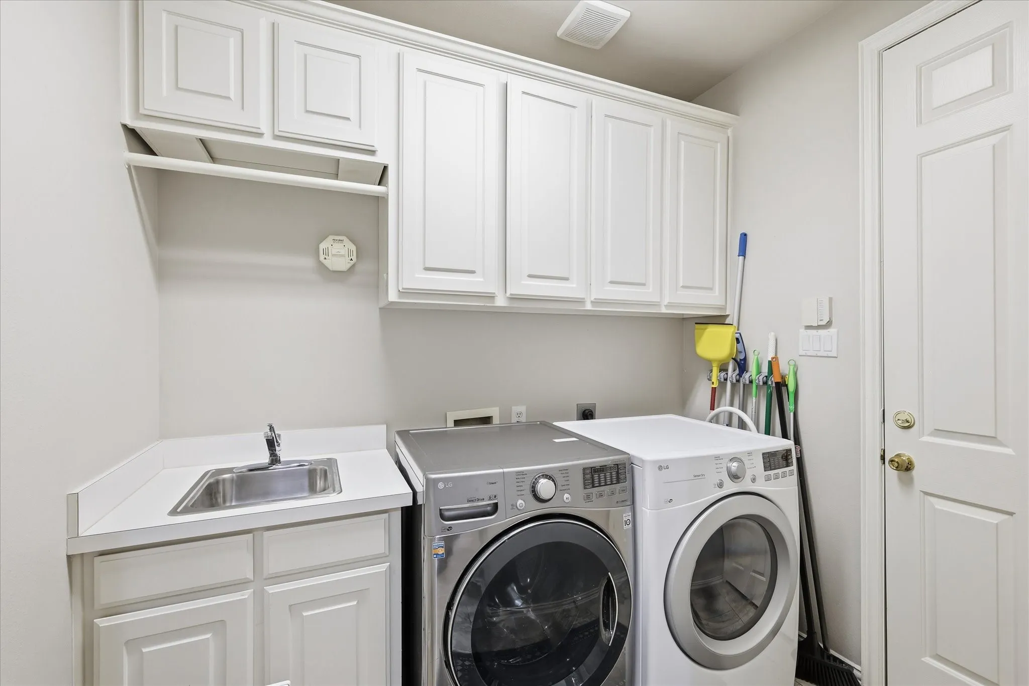 Townhouse For Sale in Dallas County , 4222 Spyglass Hill Lane, Irving, Texas 75038, 2 Bedroom, 3 Bathroom, 2 Garage spaces, 2,132 Sqft, built in 1998, mls#21270262, Real Estate Agent in Irving, Homes For Sale in Dallas county, Homes For Sale in Irving, Realtor in Irving Texas, Real Estate Brokerage Independent Realty Texas, Luminita Cordes Realtor