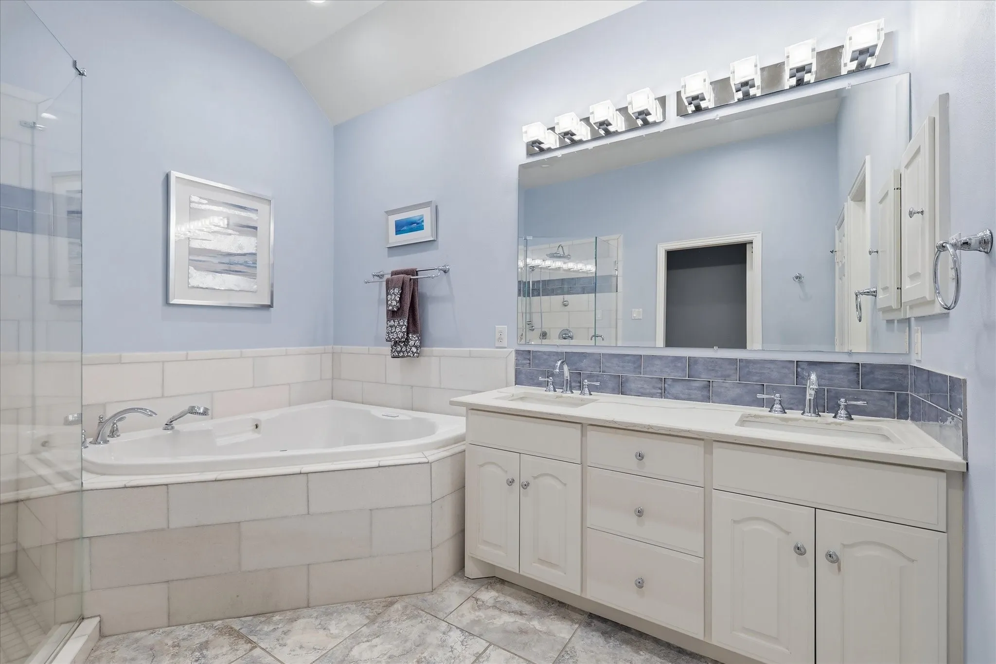 Townhouse For Sale in Dallas County , 4222 Spyglass Hill Lane, Irving, Texas 75038, 2 Bedroom, 3 Bathroom, 2 Garage spaces, 2,132 Sqft, built in 1998, mls#21270262, Real Estate Agent in Irving, Homes For Sale in Dallas county, Homes For Sale in Irving, Realtor in Irving Texas, Real Estate Brokerage Independent Realty Texas, Luminita Cordes Realtor