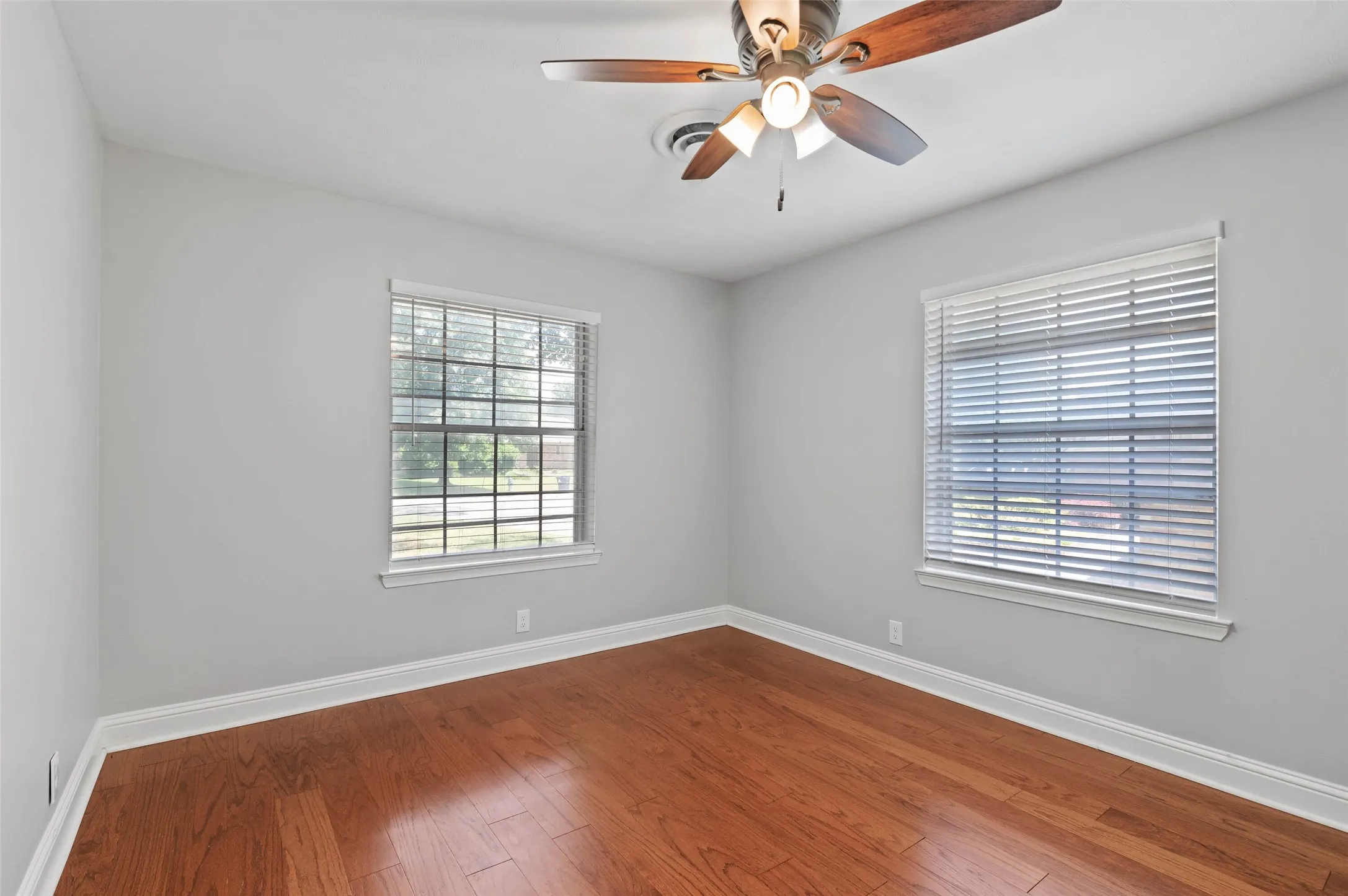 Single Family Residence For Sale in Denton County , 2202 Foxcroft Circle, Denton, Texas 76209, 3 Bedroom, 2 Bathroom, 2 Garage spaces, 1,894 Sqft, built in 1963, mls#21269367, Real Estate Agent in Denton, Homes For Sale in Denton county, Homes For Sale in Denton, Realtor in Denton Texas, Real Estate Brokerage Independent Realty Texas, Luminita Cordes Realtor