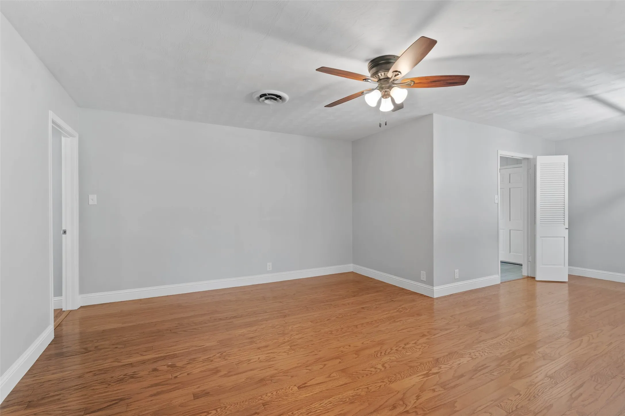 Single Family Residence For Sale in Denton County , 2202 Foxcroft Circle, Denton, Texas 76209, 3 Bedroom, 2 Bathroom, 2 Garage spaces, 1,894 Sqft, built in 1963, mls#21269367, Real Estate Agent in Denton, Homes For Sale in Denton county, Homes For Sale in Denton, Realtor in Denton Texas, Real Estate Brokerage Independent Realty Texas, Luminita Cordes Realtor