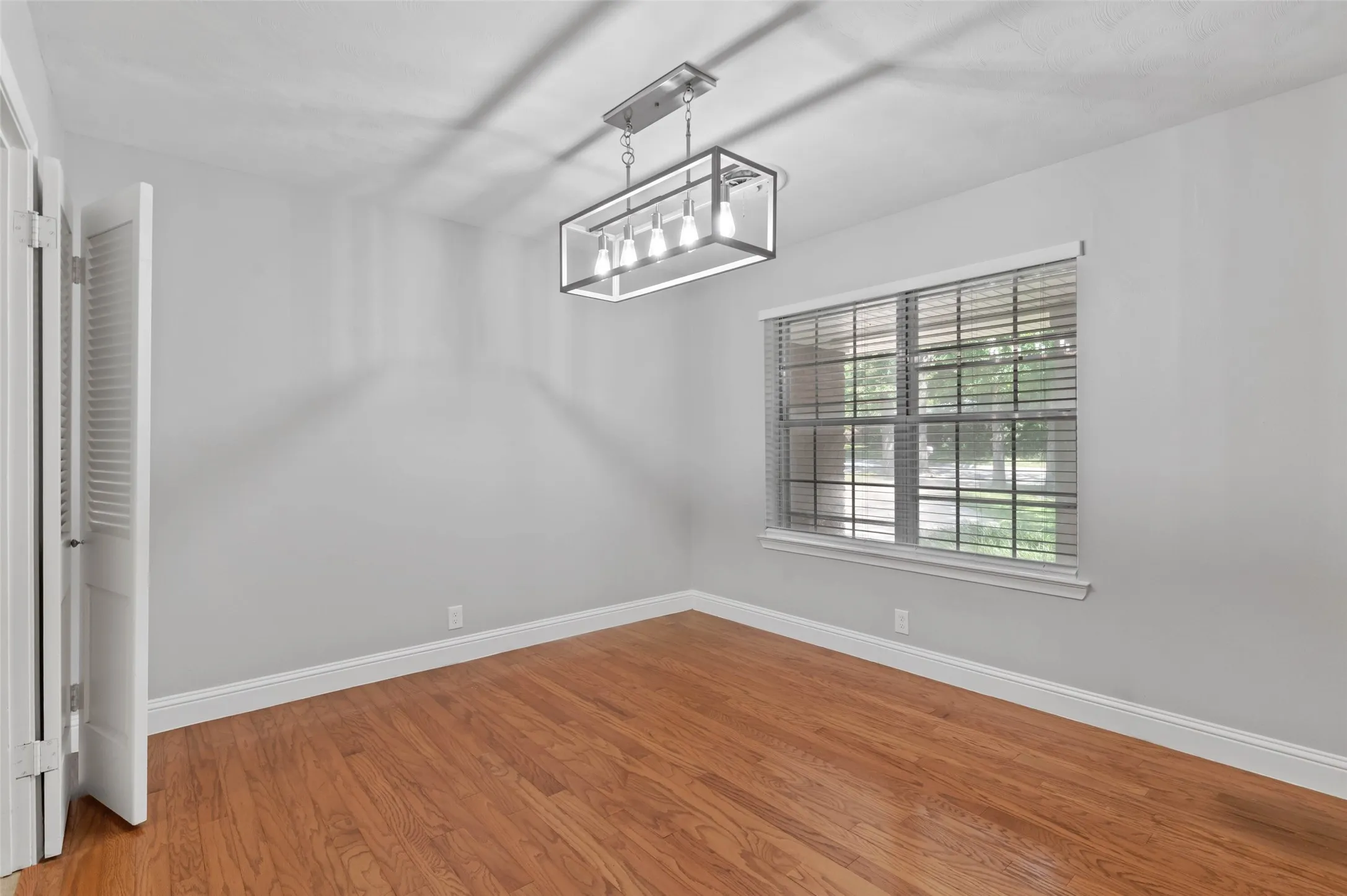 Single Family Residence For Sale in Denton County , 2202 Foxcroft Circle, Denton, Texas 76209, 3 Bedroom, 2 Bathroom, 2 Garage spaces, 1,894 Sqft, built in 1963, mls#21269367, Real Estate Agent in Denton, Homes For Sale in Denton county, Homes For Sale in Denton, Realtor in Denton Texas, Real Estate Brokerage Independent Realty Texas, Luminita Cordes Realtor