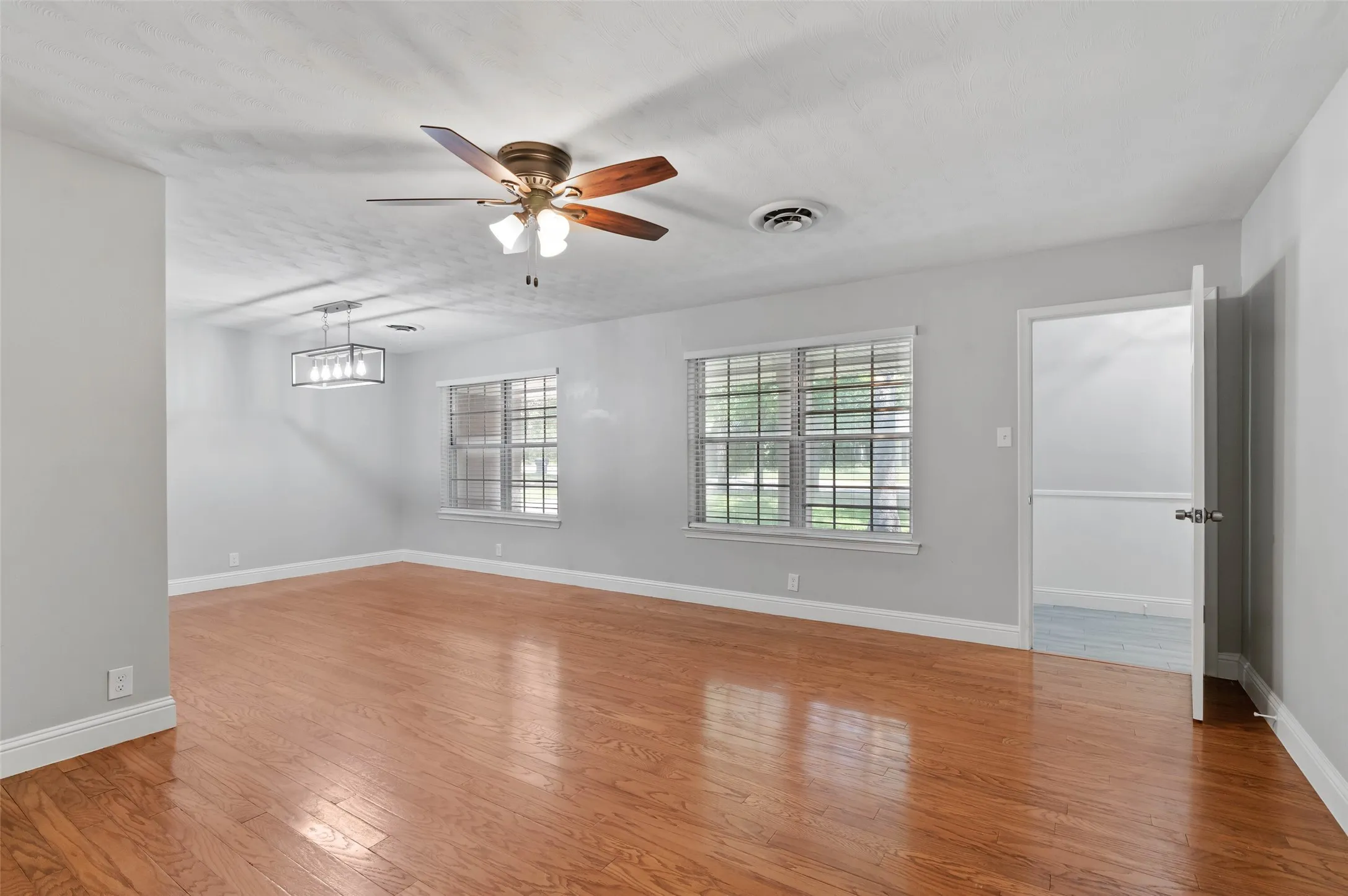 Single Family Residence For Sale in Denton County , 2202 Foxcroft Circle, Denton, Texas 76209, 3 Bedroom, 2 Bathroom, 2 Garage spaces, 1,894 Sqft, built in 1963, mls#21269367, Real Estate Agent in Denton, Homes For Sale in Denton county, Homes For Sale in Denton, Realtor in Denton Texas, Real Estate Brokerage Independent Realty Texas, Luminita Cordes Realtor