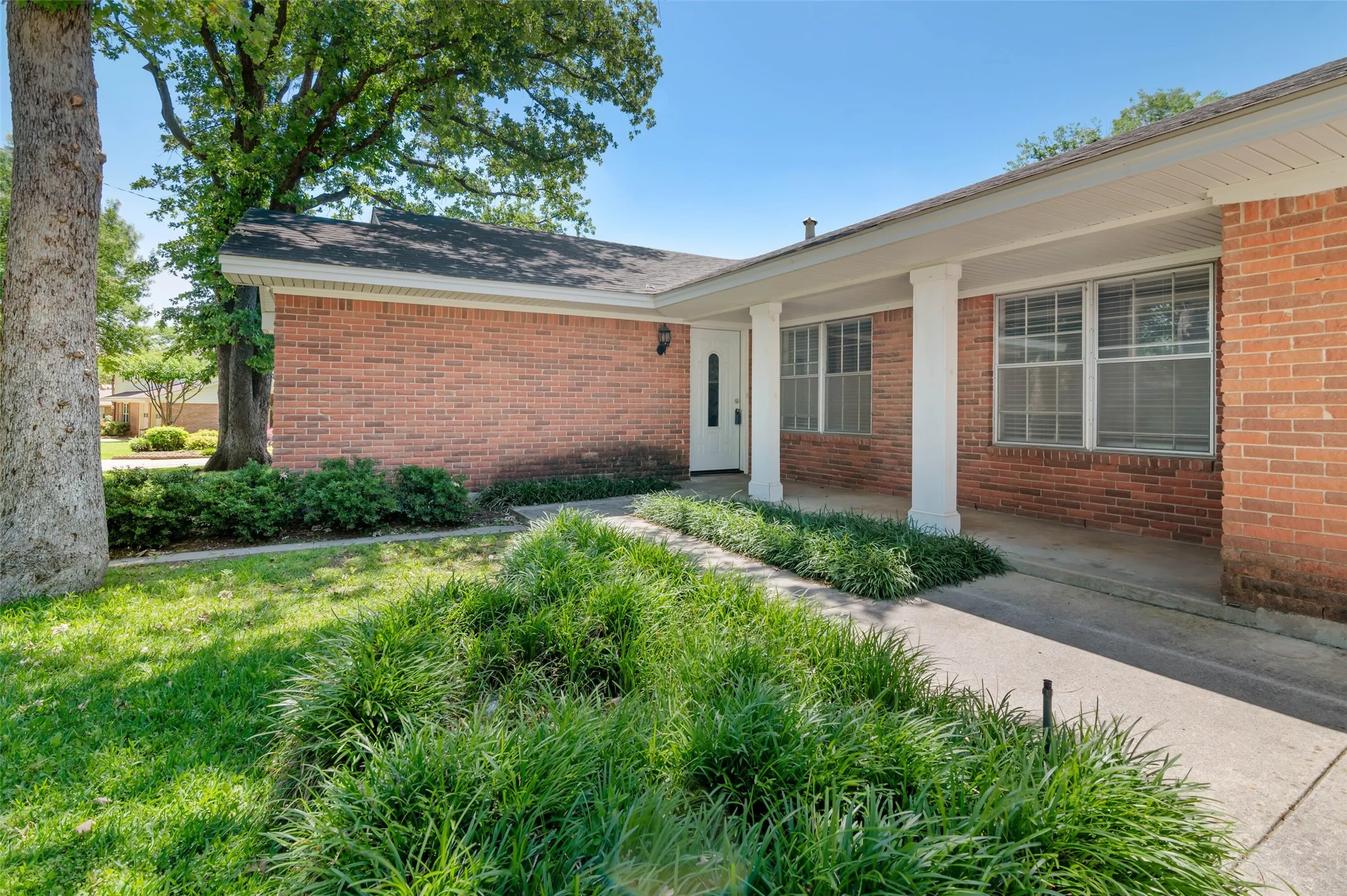 Single Family Residence For Sale in Denton County , 2202 Foxcroft Circle, Denton, Texas 76209, 3 Bedroom, 2 Bathroom, 2 Garage spaces, 1,894 Sqft, built in 1963, mls#21269367, Real Estate Agent in Denton, Homes For Sale in Denton county, Homes For Sale in Denton, Realtor in Denton Texas, Real Estate Brokerage Independent Realty Texas, Luminita Cordes Realtor