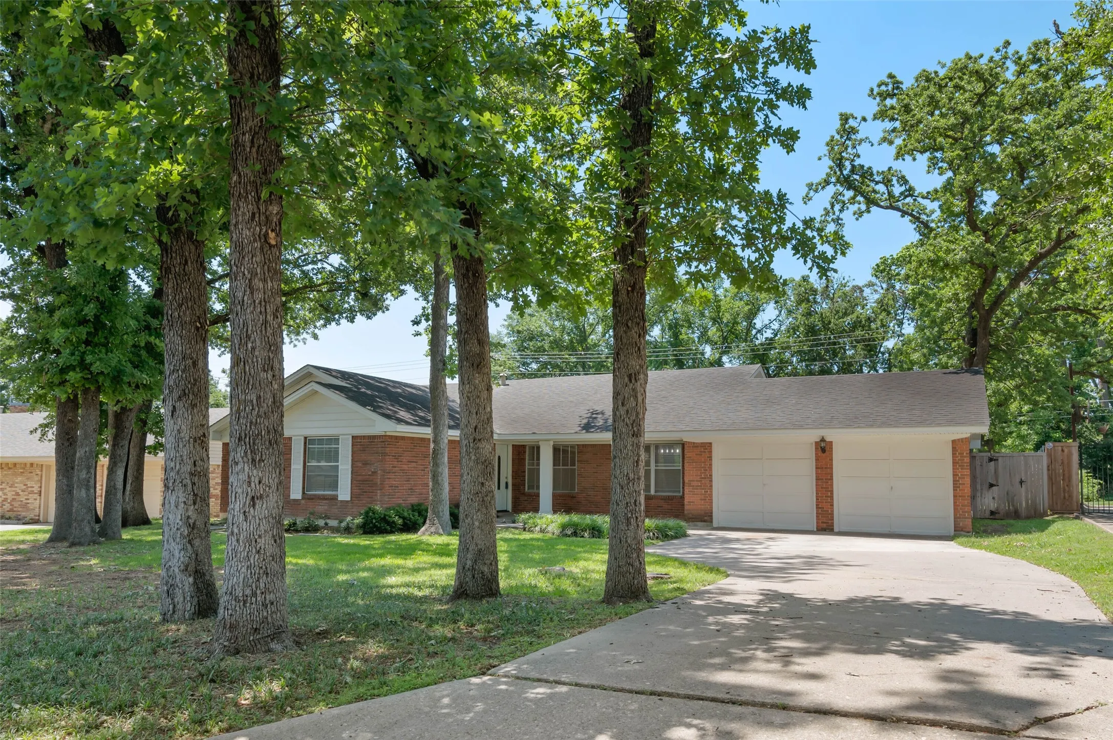 Single Family Residence For Sale in Denton County , 2202 Foxcroft Circle, Denton, Texas 76209, 3 Bedroom, 2 Bathroom, 2 Garage spaces, 1,894 Sqft, built in 1963, mls#21269367, Real Estate Agent in Denton, Homes For Sale in Denton county, Homes For Sale in Denton, Realtor in Denton Texas, Real Estate Brokerage Independent Realty Texas, Luminita Cordes Realtor