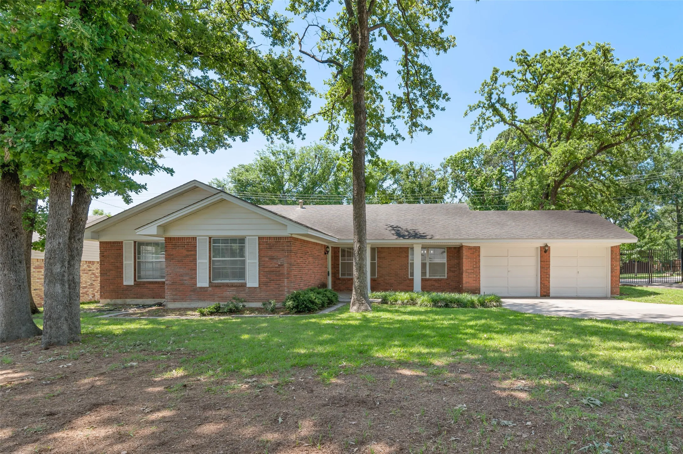 Single Family Residence For Sale in Denton County , 2202 Foxcroft Circle, Denton, Texas 76209, 3 Bedroom, 2 Bathroom, 2 Garage spaces, 1,894 Sqft, built in 1963, mls#21269367, Real Estate Agent in Denton, Homes For Sale in Denton county, Homes For Sale in Denton, Realtor in Denton Texas, Real Estate Brokerage Independent Realty Texas, Luminita Cordes Realtor