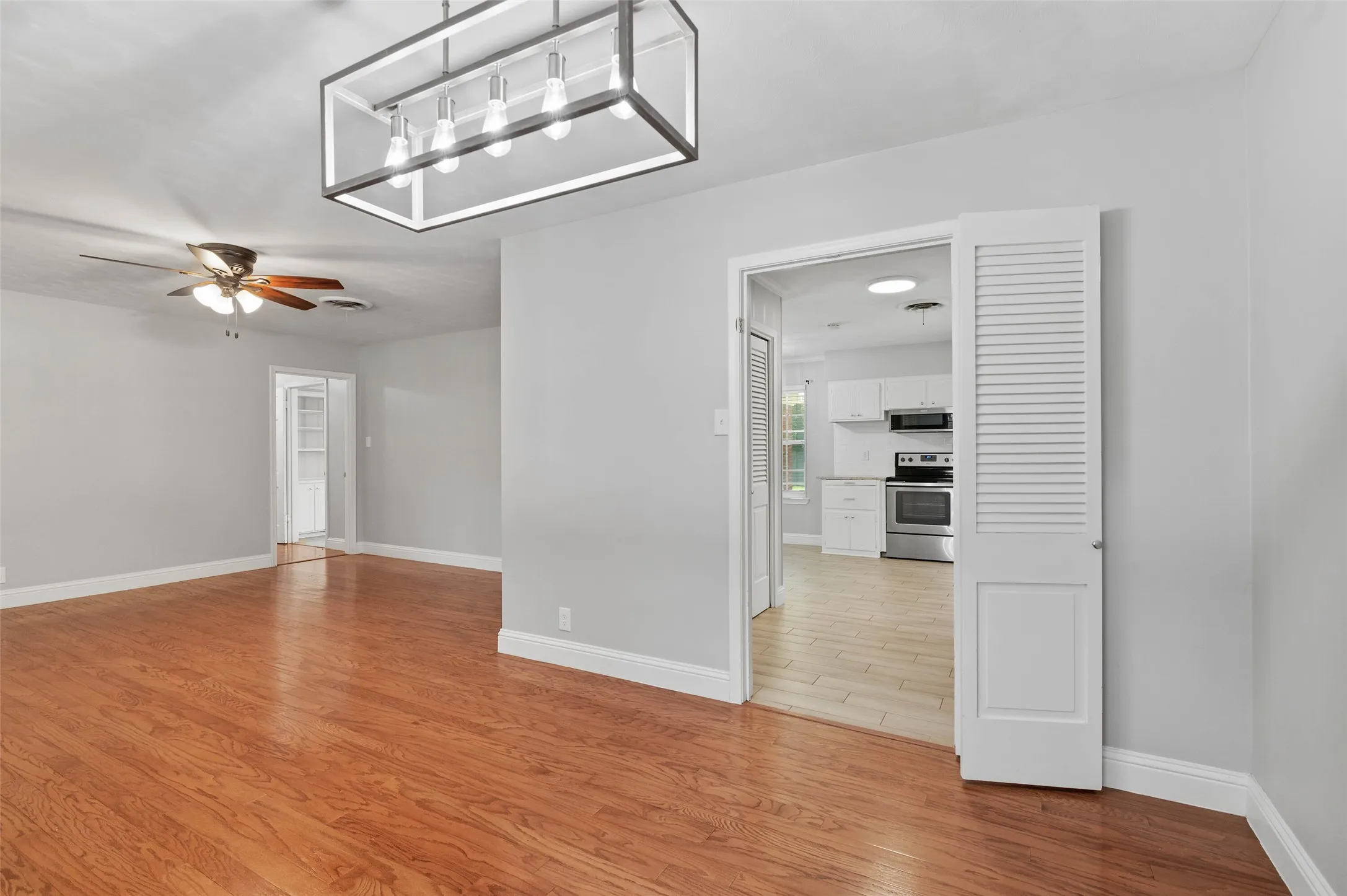 Single Family Residence For Sale in Denton County , 2202 Foxcroft Circle, Denton, Texas 76209, 3 Bedroom, 2 Bathroom, 2 Garage spaces, 1,894 Sqft, built in 1963, mls#21269367, Real Estate Agent in Denton, Homes For Sale in Denton county, Homes For Sale in Denton, Realtor in Denton Texas, Real Estate Brokerage Independent Realty Texas, Luminita Cordes Realtor