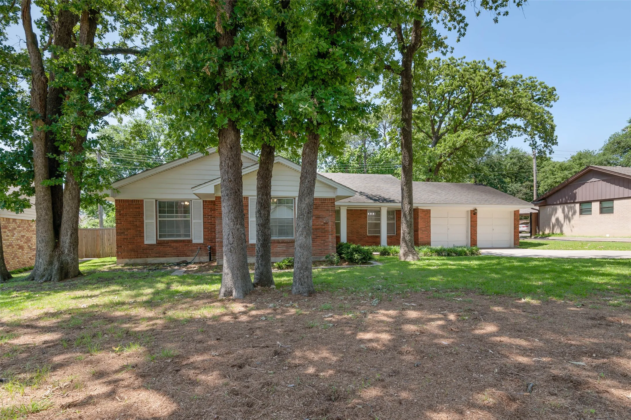 Single Family Residence For Sale in Denton County , 2202 Foxcroft Circle, Denton, Texas 76209, 3 Bedroom, 2 Bathroom, 2 Garage spaces, 1,894 Sqft, built in 1963, mls#21269367, Real Estate Agent in Denton, Homes For Sale in Denton county, Homes For Sale in Denton, Realtor in Denton Texas, Real Estate Brokerage Independent Realty Texas, Luminita Cordes Realtor