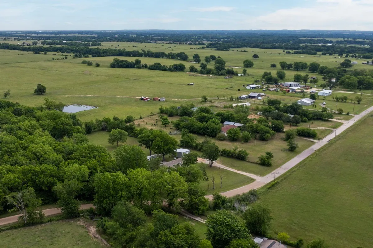 Mobile Home For Sale in Van Zandt County , 2606 Vz County Road 2813, Mabank, Texas 75147, 2 Bedroom, 2 Bathroom, 2 Garage spaces, 840 Sqft, built in 2015, mls#21263036, Real Estate Agent in Mabank, Homes For Sale in Van Zandt county, Homes For Sale in Mabank, Realtor in Mabank Texas, Real Estate Brokerage Independent Realty Texas, Luminita Cordes Realtor