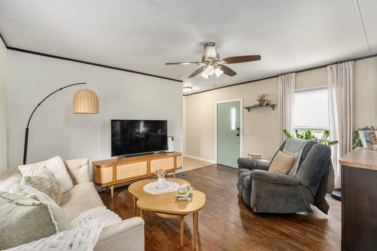 Mobile Home For Sale in Van Zandt County , 2606 Vz County Road 2813, Mabank, Texas 75147, 2 Bedroom, 2 Bathroom, 2 Garage spaces, 840 Sqft, built in 2015, mls#21263036, Real Estate Agent in Mabank, Homes For Sale in Van Zandt county, Homes For Sale in Mabank, Realtor in Mabank Texas, Real Estate Brokerage Independent Realty Texas, Luminita Cordes Realtor