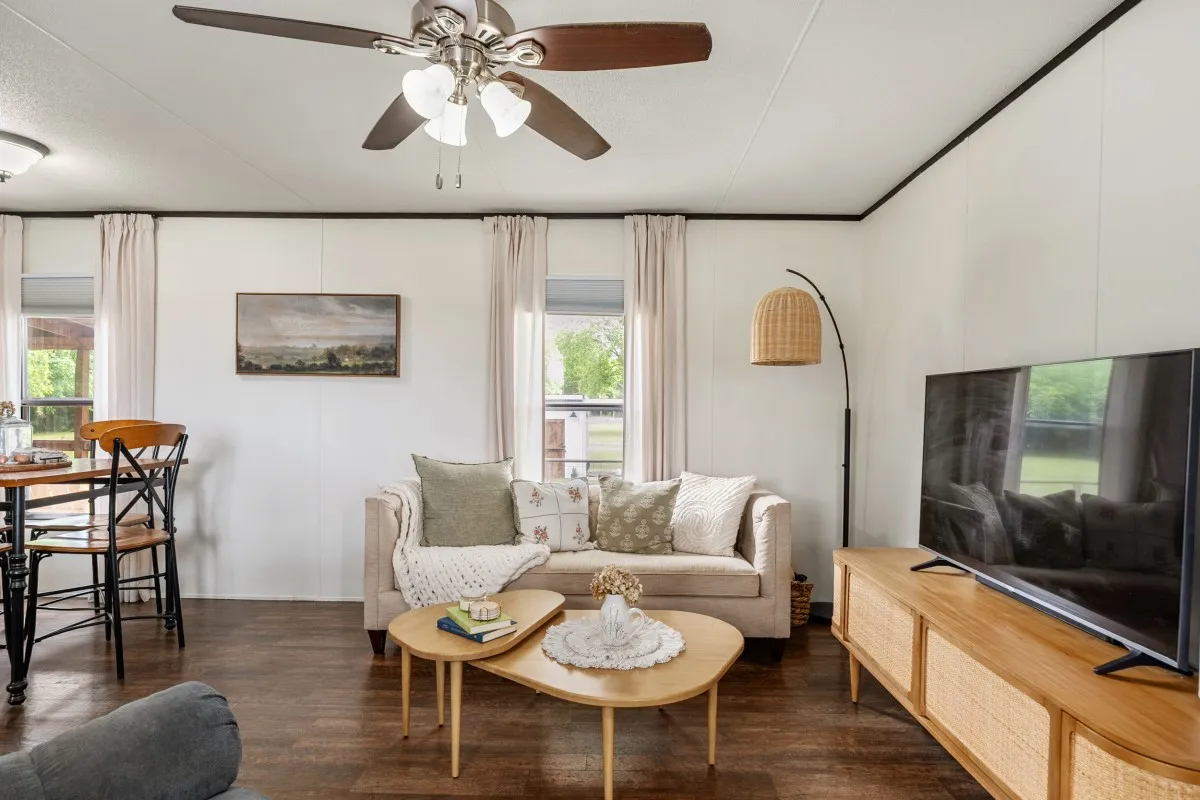 Mobile Home For Sale in Van Zandt County , 2606 Vz County Road 2813, Mabank, Texas 75147, 2 Bedroom, 2 Bathroom, 2 Garage spaces, 840 Sqft, built in 2015, mls#21263036, Real Estate Agent in Mabank, Homes For Sale in Van Zandt county, Homes For Sale in Mabank, Realtor in Mabank Texas, Real Estate Brokerage Independent Realty Texas, Luminita Cordes Realtor
