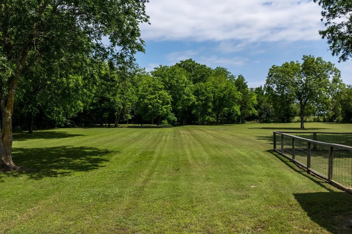 Mobile Home For Sale in Van Zandt County , 2606 Vz County Road 2813, Mabank, Texas 75147, 2 Bedroom, 2 Bathroom, 2 Garage spaces, 840 Sqft, built in 2015, mls#21263036, Real Estate Agent in Mabank, Homes For Sale in Van Zandt county, Homes For Sale in Mabank, Realtor in Mabank Texas, Real Estate Brokerage Independent Realty Texas, Luminita Cordes Realtor