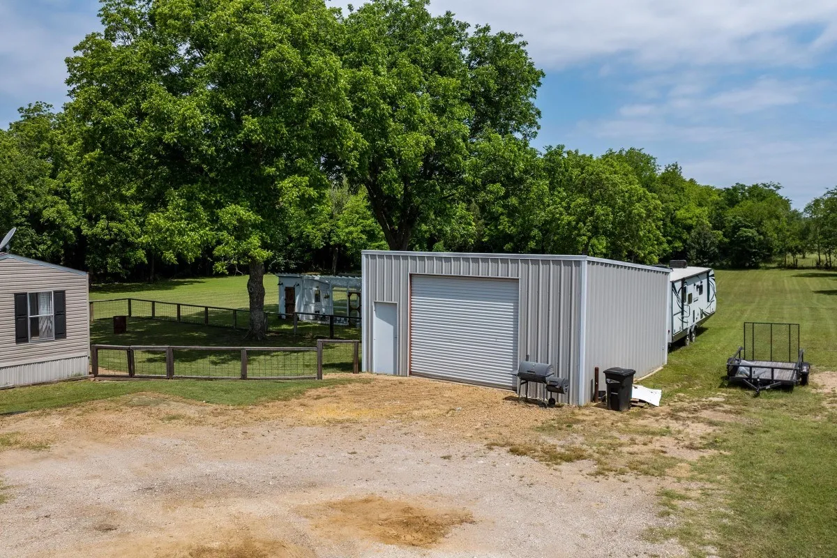 Mobile Home For Sale in Van Zandt County , 2606 Vz County Road 2813, Mabank, Texas 75147, 2 Bedroom, 2 Bathroom, 2 Garage spaces, 840 Sqft, built in 2015, mls#21263036, Real Estate Agent in Mabank, Homes For Sale in Van Zandt county, Homes For Sale in Mabank, Realtor in Mabank Texas, Real Estate Brokerage Independent Realty Texas, Luminita Cordes Realtor