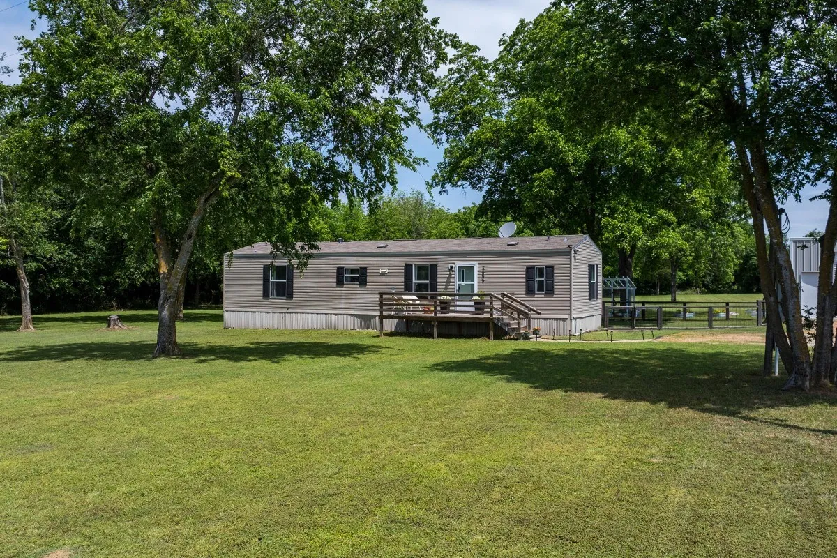 Mobile Home For Sale in Van Zandt County , 2606 Vz County Road 2813, Mabank, Texas 75147, 2 Bedroom, 2 Bathroom, 2 Garage spaces, 840 Sqft, built in 2015, mls#21263036, Real Estate Agent in Mabank, Homes For Sale in Van Zandt county, Homes For Sale in Mabank, Realtor in Mabank Texas, Real Estate Brokerage Independent Realty Texas, Luminita Cordes Realtor