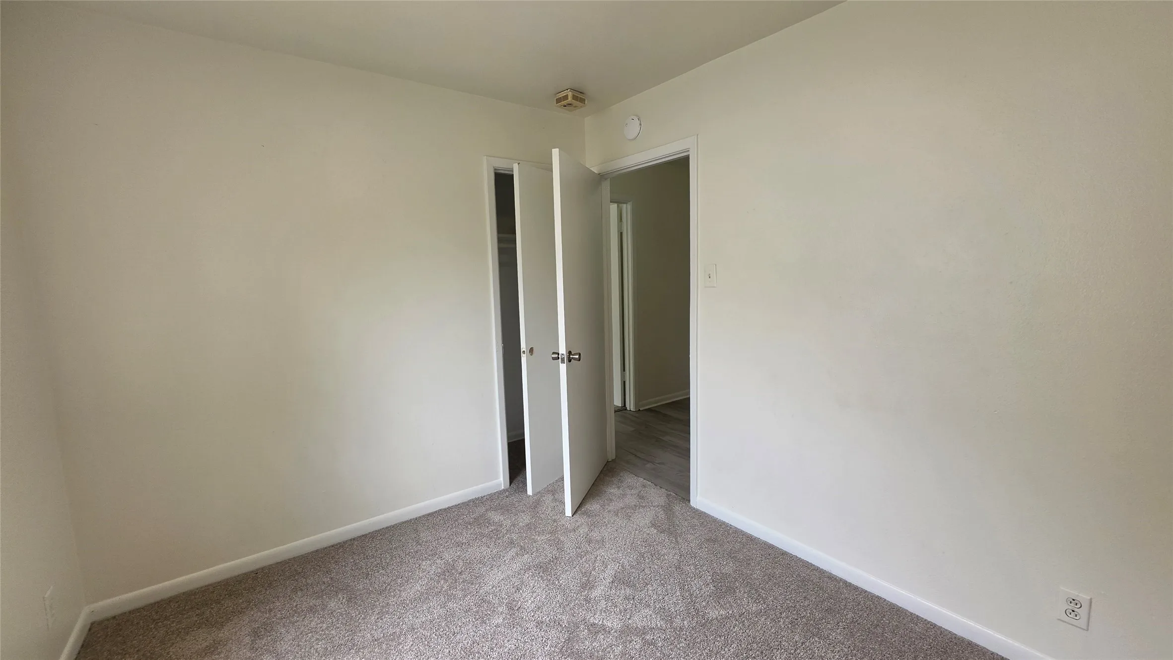 Single Family Residence For Sale in Denton County , 604 Sun Valley Drive, Denton, Texas 76209, 4 Bedroom, 2 Bathroom, Garage spaces, 1,372 Sqft, built in 1965, mls#21271708, Real Estate Agent in Denton, Homes For Sale in Denton county, Homes For Sale in Denton, Realtor in Denton Texas, Real Estate Brokerage Independent Realty Texas, Luminita Cordes Realtor