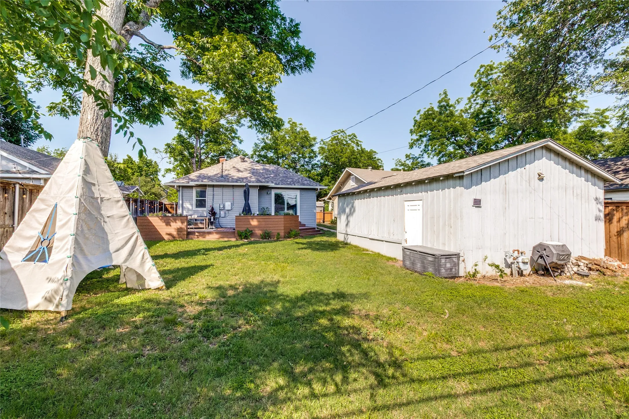 Single Family Residence For Sale in Dallas County , 1023 Mount Auburn Avenue, Dallas, Texas 75223, 4 Bedroom, 2 Bathroom, 1 Garage spaces, 1,444 Sqft, built in 1947, mls#21265664, Real Estate Agent in Dallas, Homes For Sale in Dallas county, Homes For Sale in Dallas, Realtor in Dallas Texas, Real Estate Brokerage Independent Realty Texas, Luminita Cordes Realtor