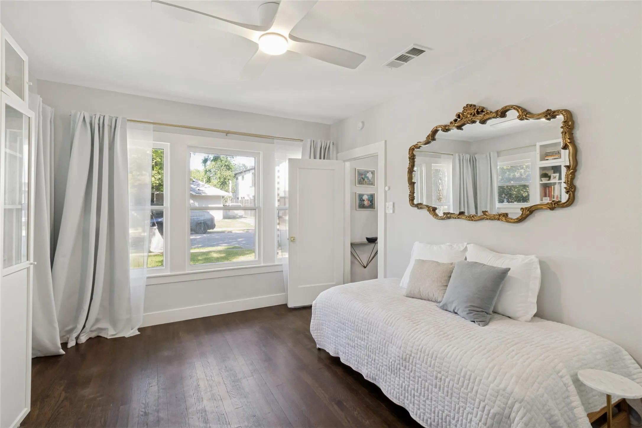 Single Family Residence For Sale in Dallas County , 1023 Mount Auburn Avenue, Dallas, Texas 75223, 4 Bedroom, 2 Bathroom, 1 Garage spaces, 1,444 Sqft, built in 1947, mls#21265664, Real Estate Agent in Dallas, Homes For Sale in Dallas county, Homes For Sale in Dallas, Realtor in Dallas Texas, Real Estate Brokerage Independent Realty Texas, Luminita Cordes Realtor