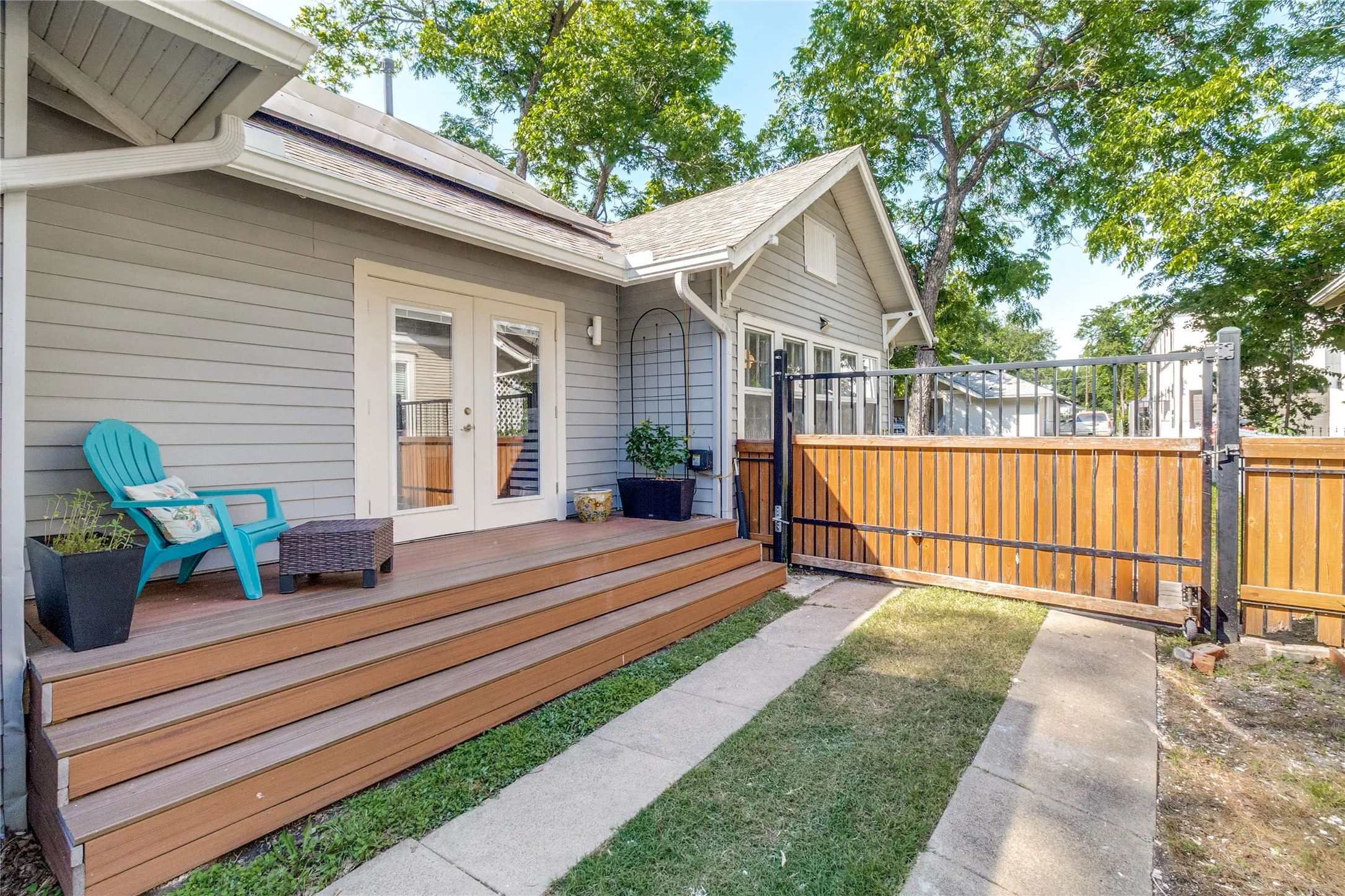 Single Family Residence For Sale in Dallas County , 1023 Mount Auburn Avenue, Dallas, Texas 75223, 4 Bedroom, 2 Bathroom, 1 Garage spaces, 1,444 Sqft, built in 1947, mls#21265664, Real Estate Agent in Dallas, Homes For Sale in Dallas county, Homes For Sale in Dallas, Realtor in Dallas Texas, Real Estate Brokerage Independent Realty Texas, Luminita Cordes Realtor