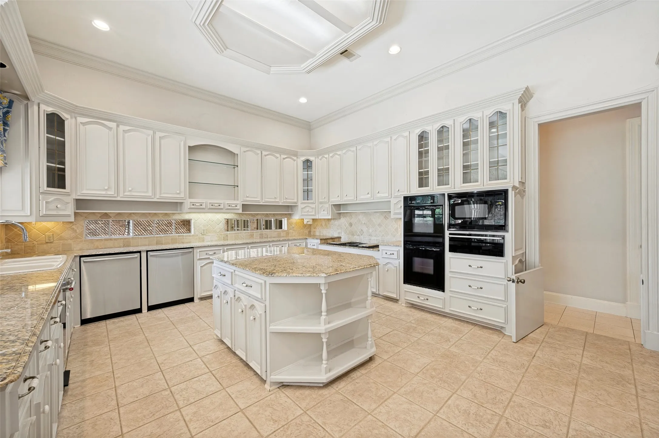 Single Family Residence For Sale in Dallas County , 10445 Strait Lane, Dallas, Texas 75229, 5 Bedrooms, 6 Bathrooms, 3 Garage spaces, 7,245 Sqft, built in 1989, Price $6,750,000, mls#21271770, Real Estate Agent in Dallas, Homes For Sale in Dallas county, Homes For Sale in Dallas, Realtor in Dallas Texas, Real Estate Brokerage Independent Realty Texas, Luminita Cordes Realtor
