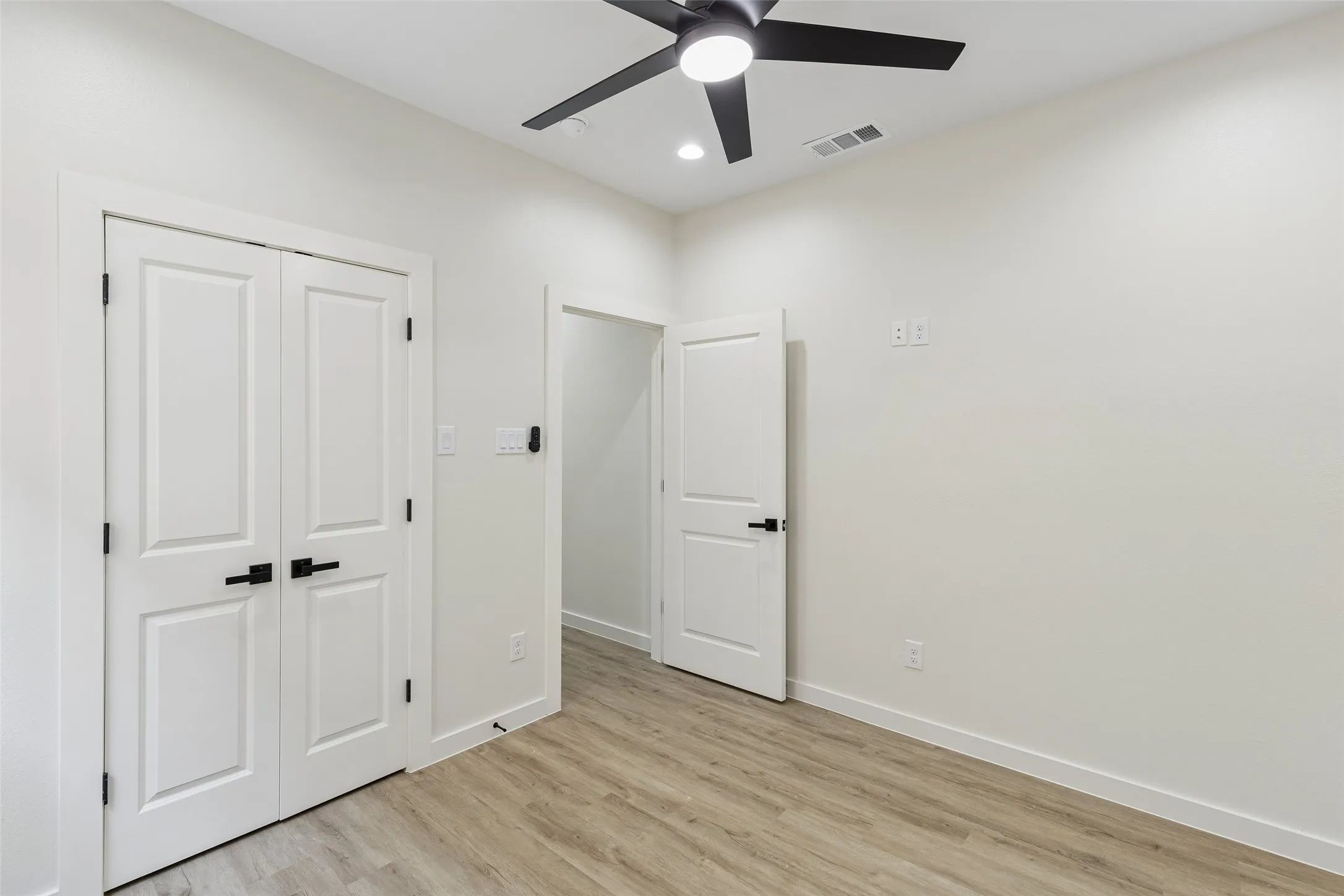 Single Family Residence For Sale in Dallas County , 3324 Navaro Street, Dallas, Texas 75212, 4 Bedroom, 4 Bathroom, Garage spaces, 2,236 Sqft, built in 2005, mls#21269329, Real Estate Agent in Dallas, Homes For Sale in Dallas county, Homes For Sale in Dallas, Realtor in Dallas Texas, Real Estate Brokerage Independent Realty Texas, Luminita Cordes Realtor